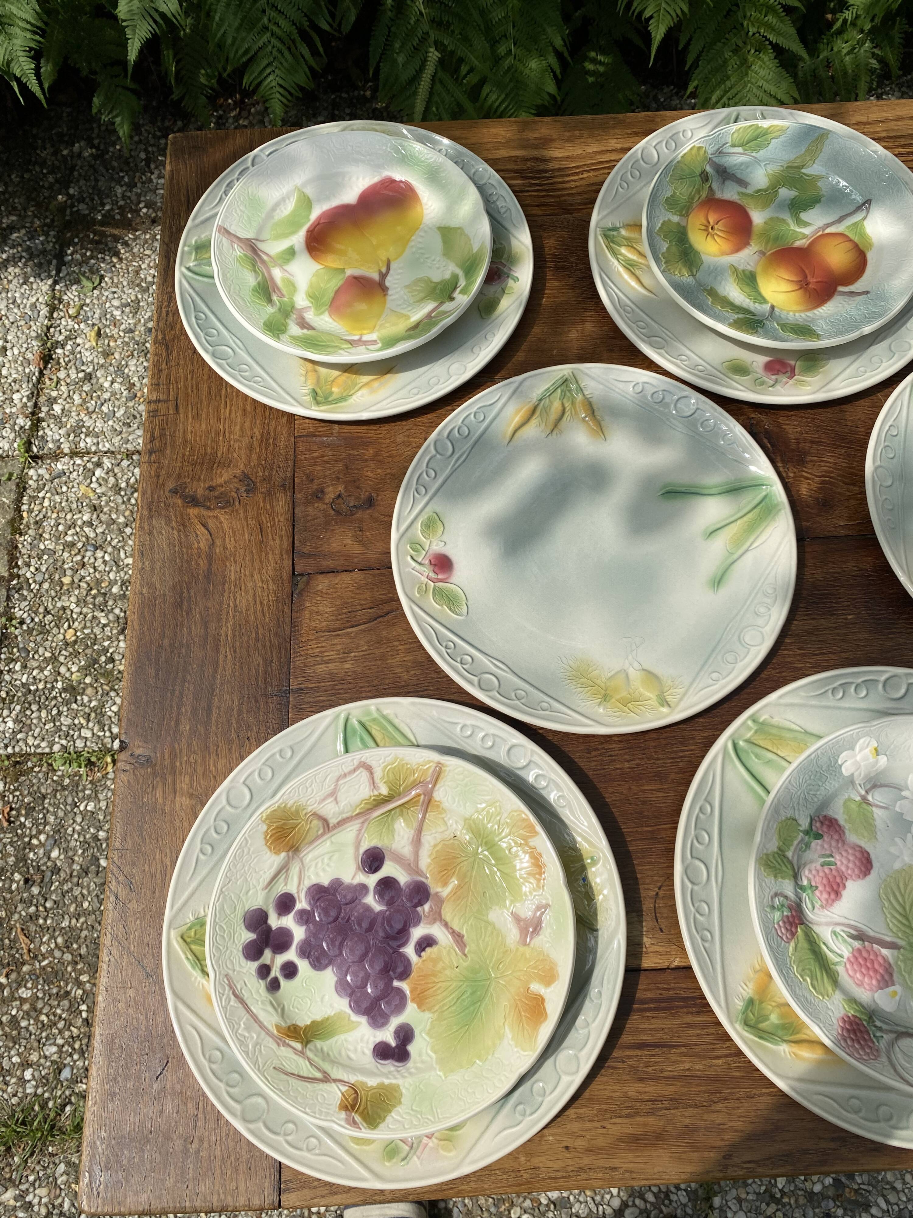 Service 10 plates and 14 sub-plates St Clement