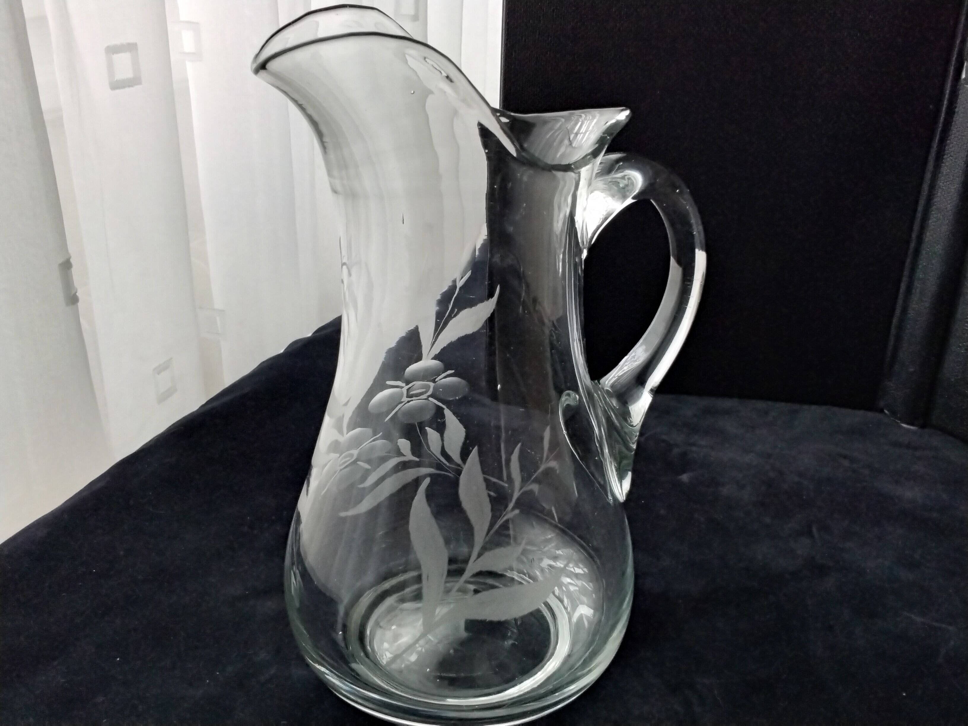 Blown glass water jug, engraved floral decoration 2.2 l