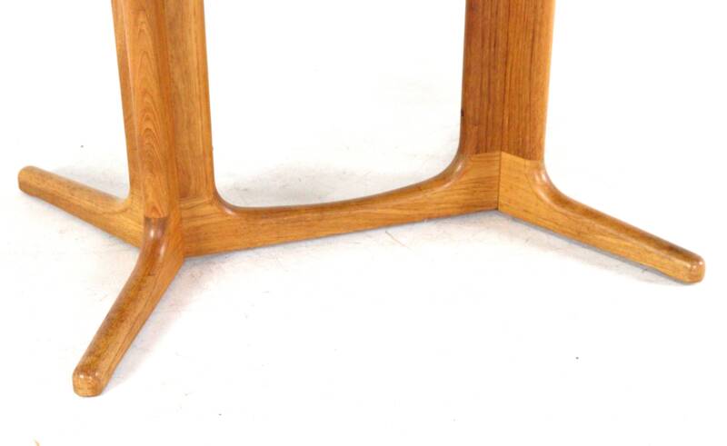 Glostrup oval 2x extendable dining table - massive teak - danish design