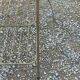 Lampadaire des années 50 en métal doré triple tablettes acajou et métal doré