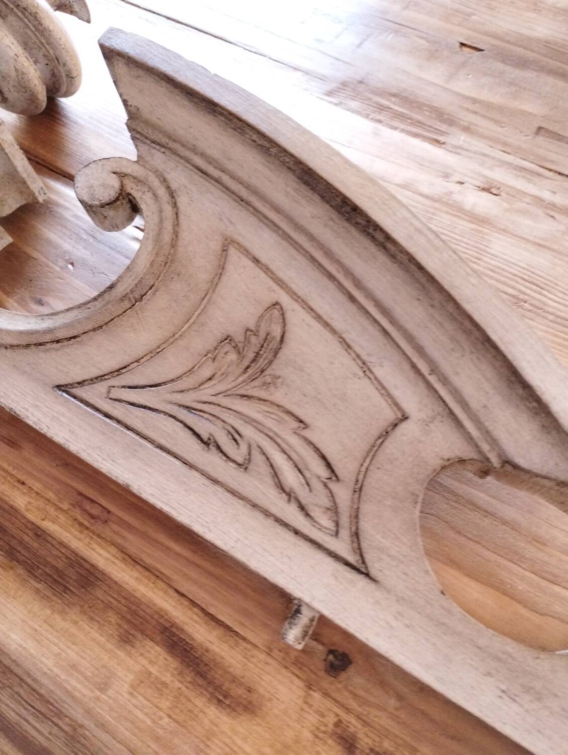 Shabby chic patina pediment