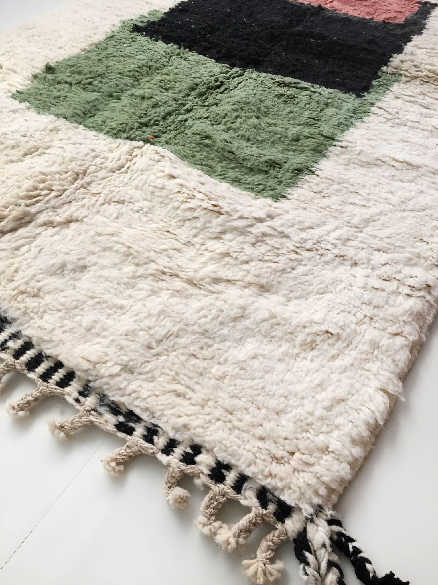 Tapis berbère marocain Beni Ouarain écru à motifs colorés 236x139cm