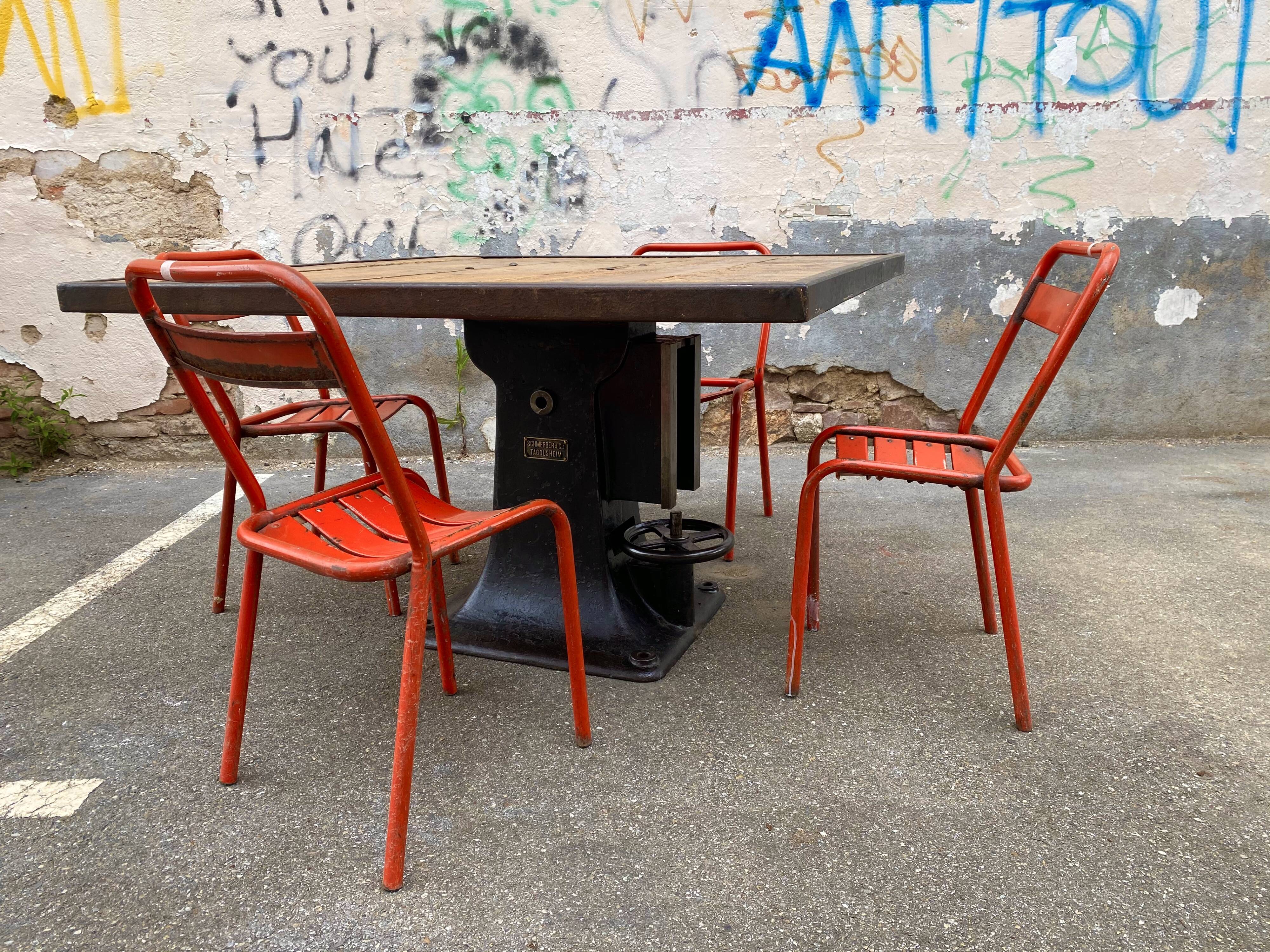 Cast-foot square industrial table