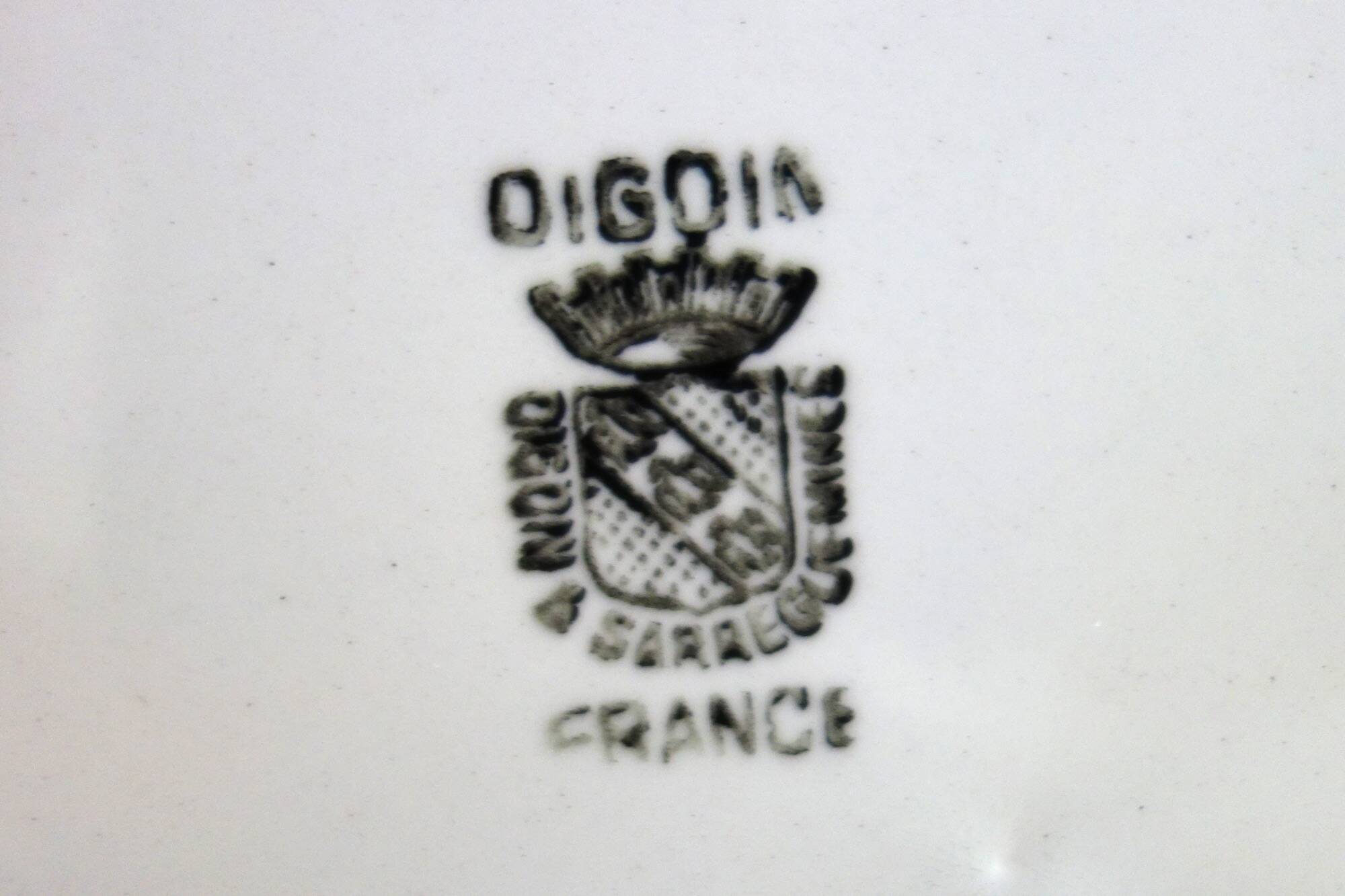 Set of 10 flat plates in Sarreguemines earthenware, early 20th century