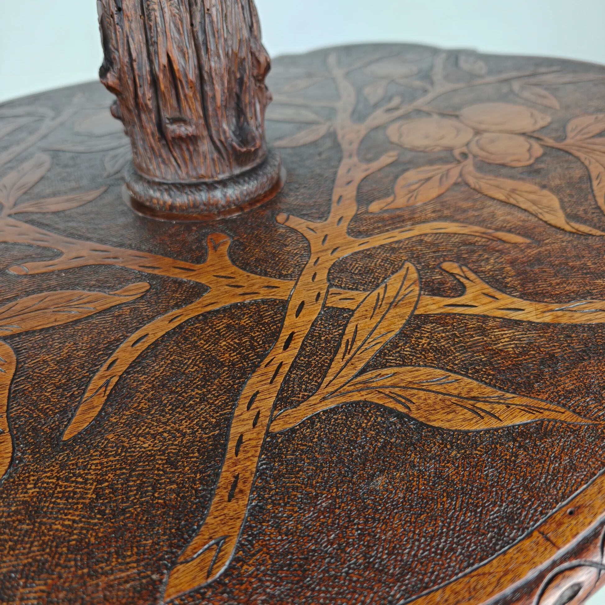 Black Forest étagère by Horrix – Late 19th century