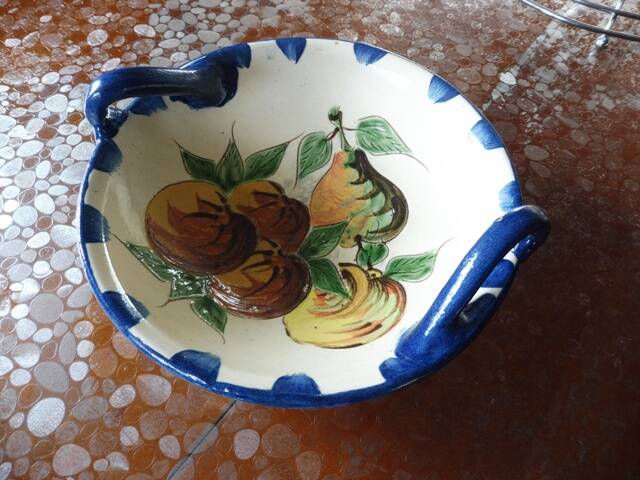 Ceramic fruit bowl