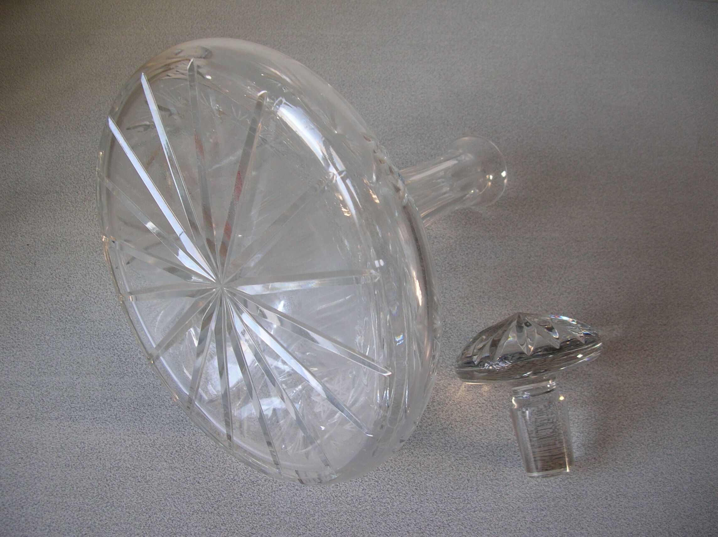 Old decanter to decant in chiseled glass and cap Table art