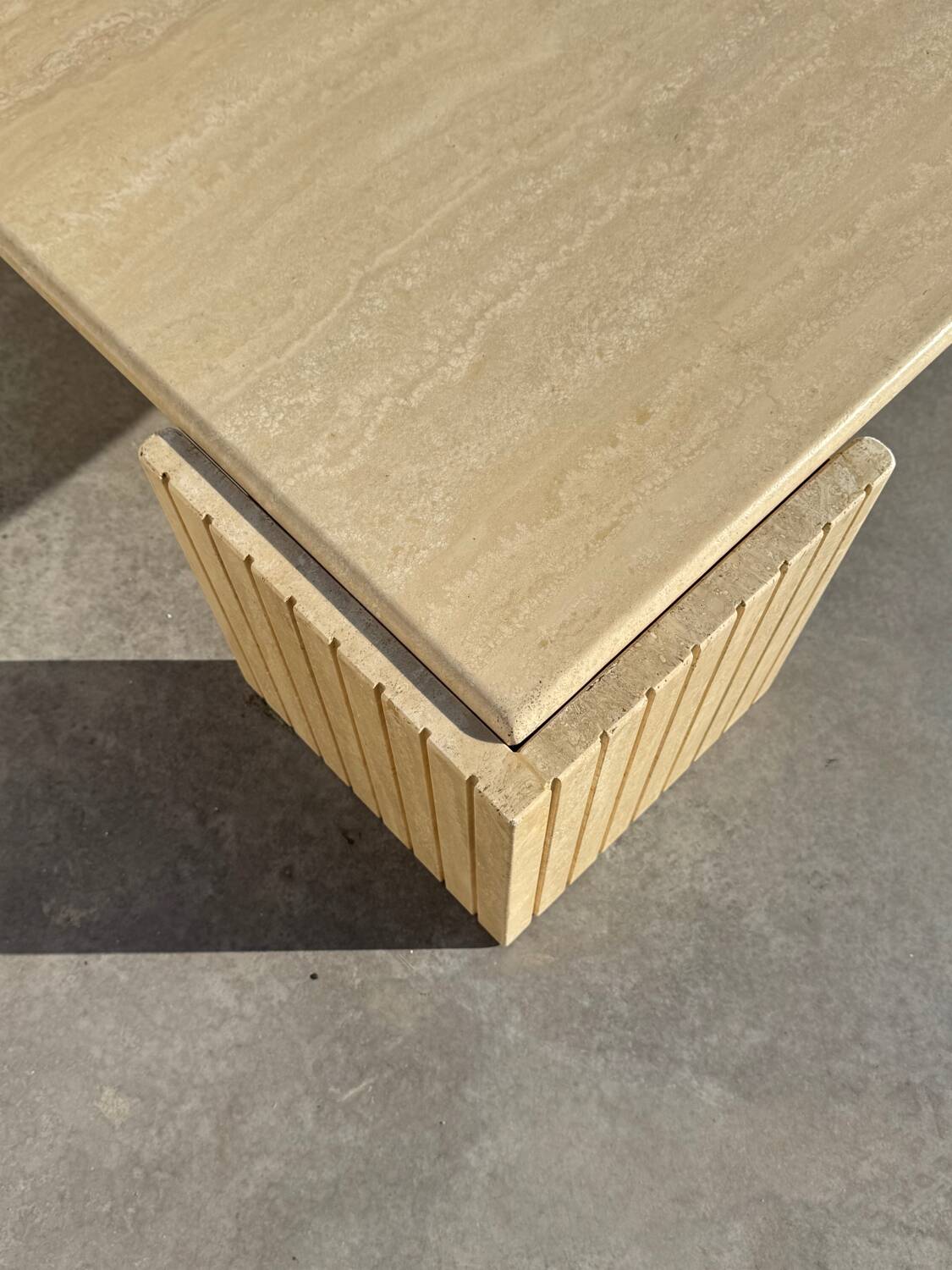 Large designer coffee table in travertine, eye shape, Roche Bobois edition from the 80s