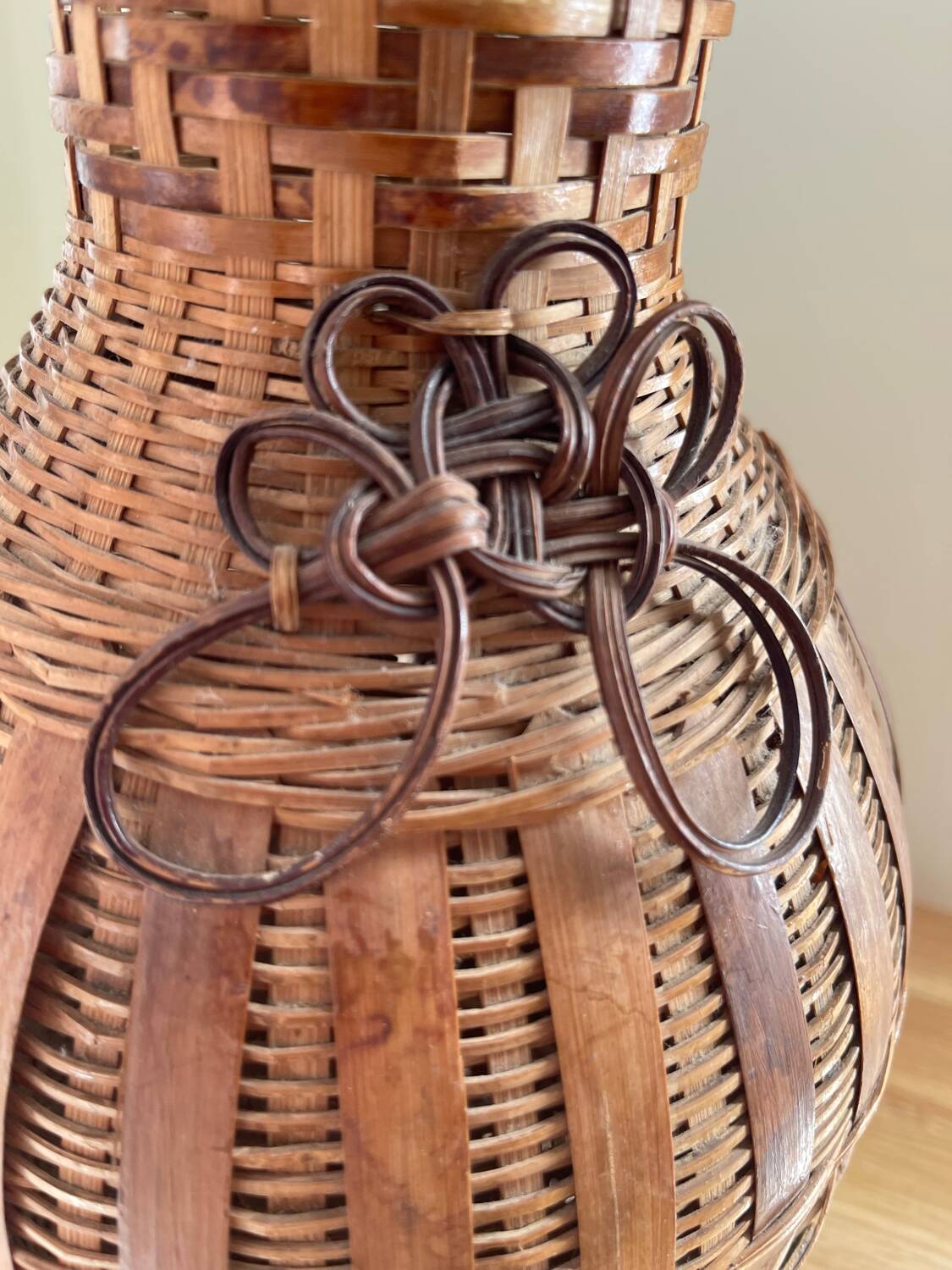 Vase en rotin vintage
