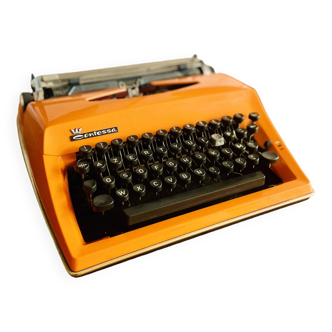 Triumph 70s orange typewriter - Contessa de Luxe