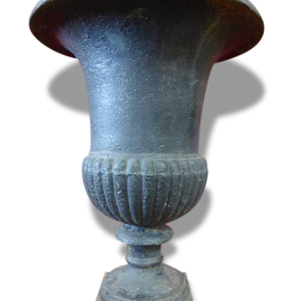 Cast-iron Medici vase