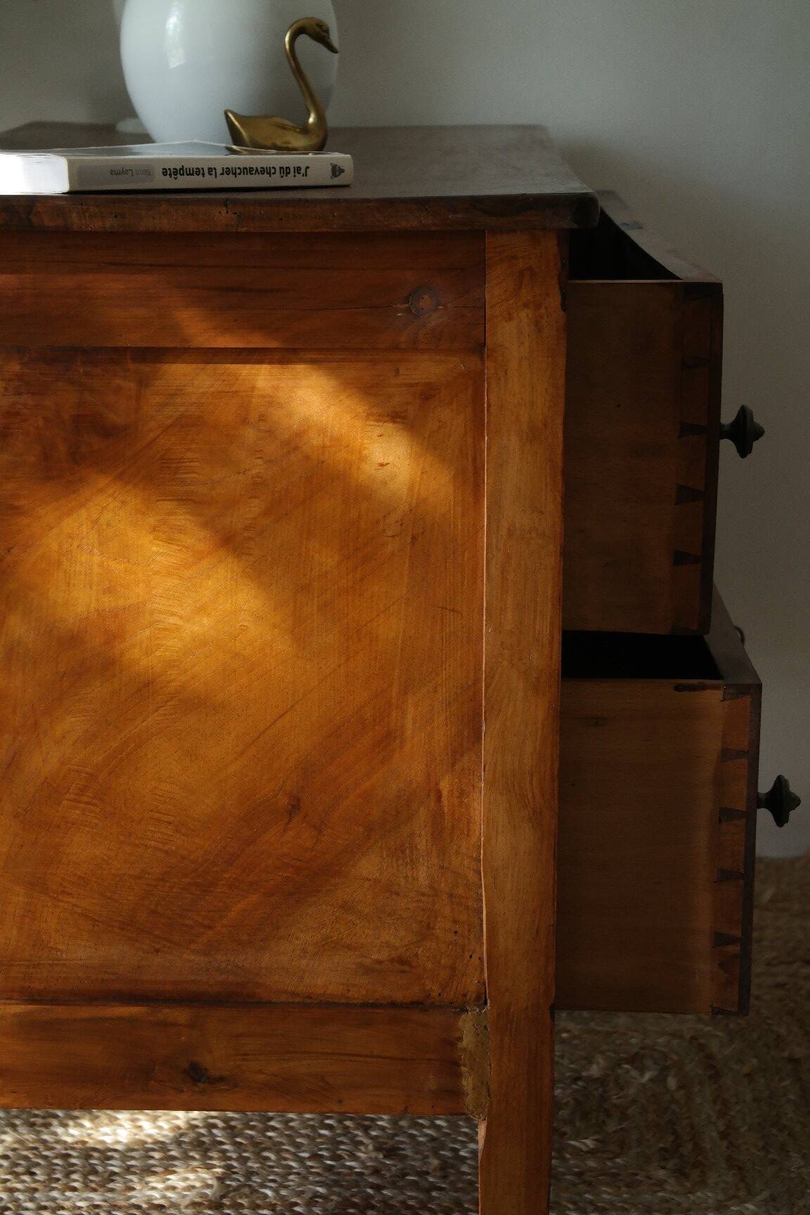 Commode basse en noyer, XXème