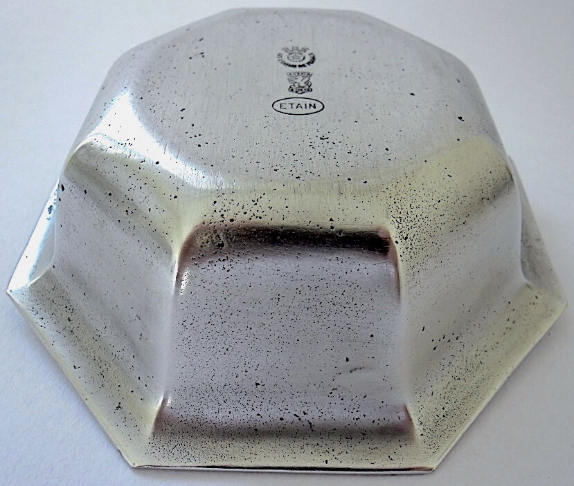 Empty octagonal pocket in tin by the workshop "Les Etains de France"