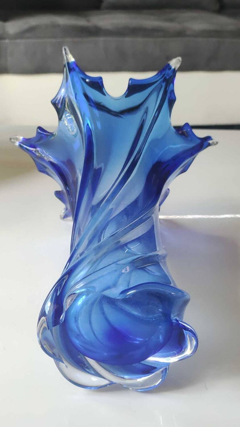 Large murano vase in blown art glass, cobalt blue. star shape. dim 30 x 22 cm