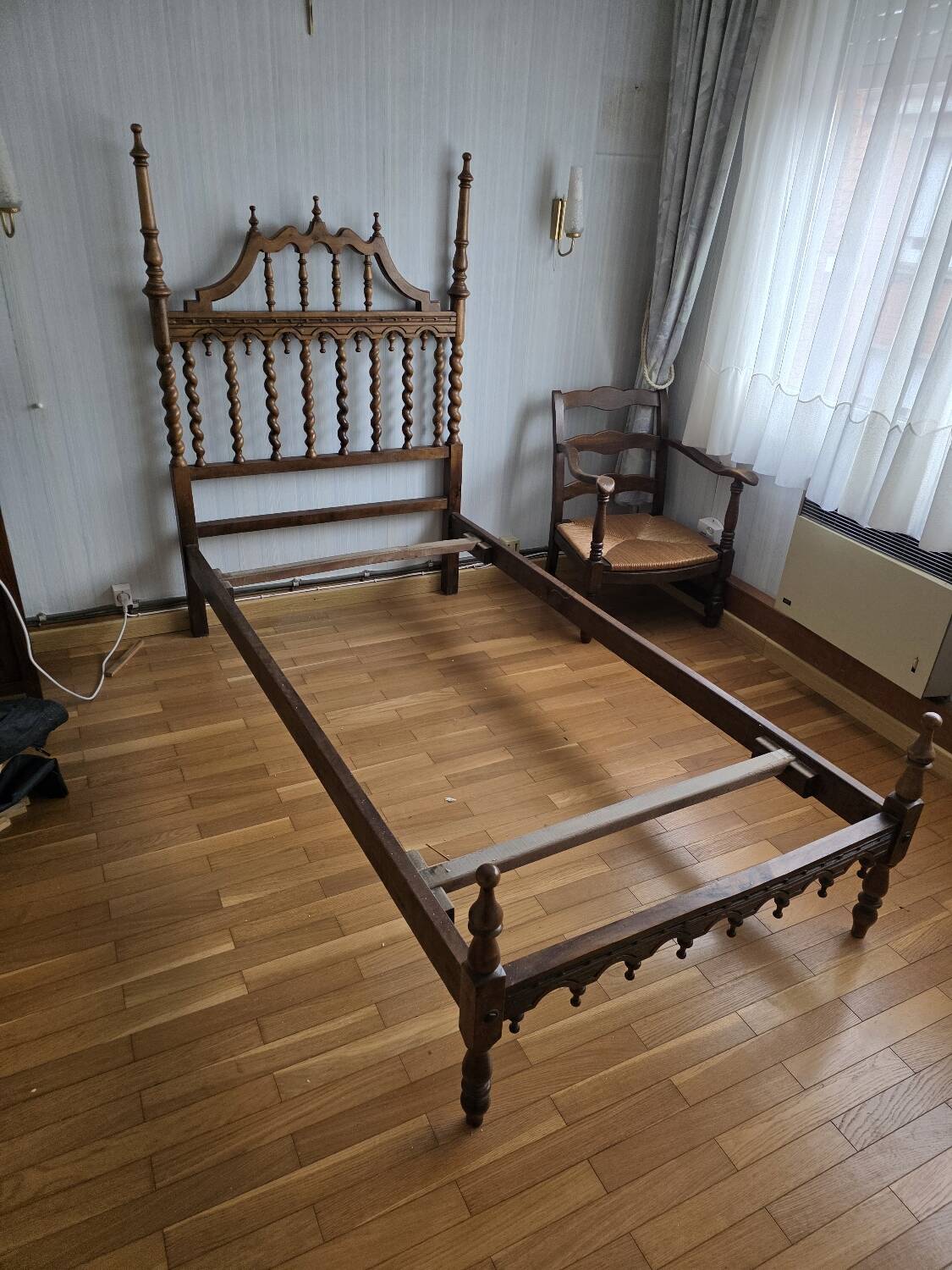 Paire de lits en bois sculpté