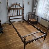 Paire de lits en bois sculpté