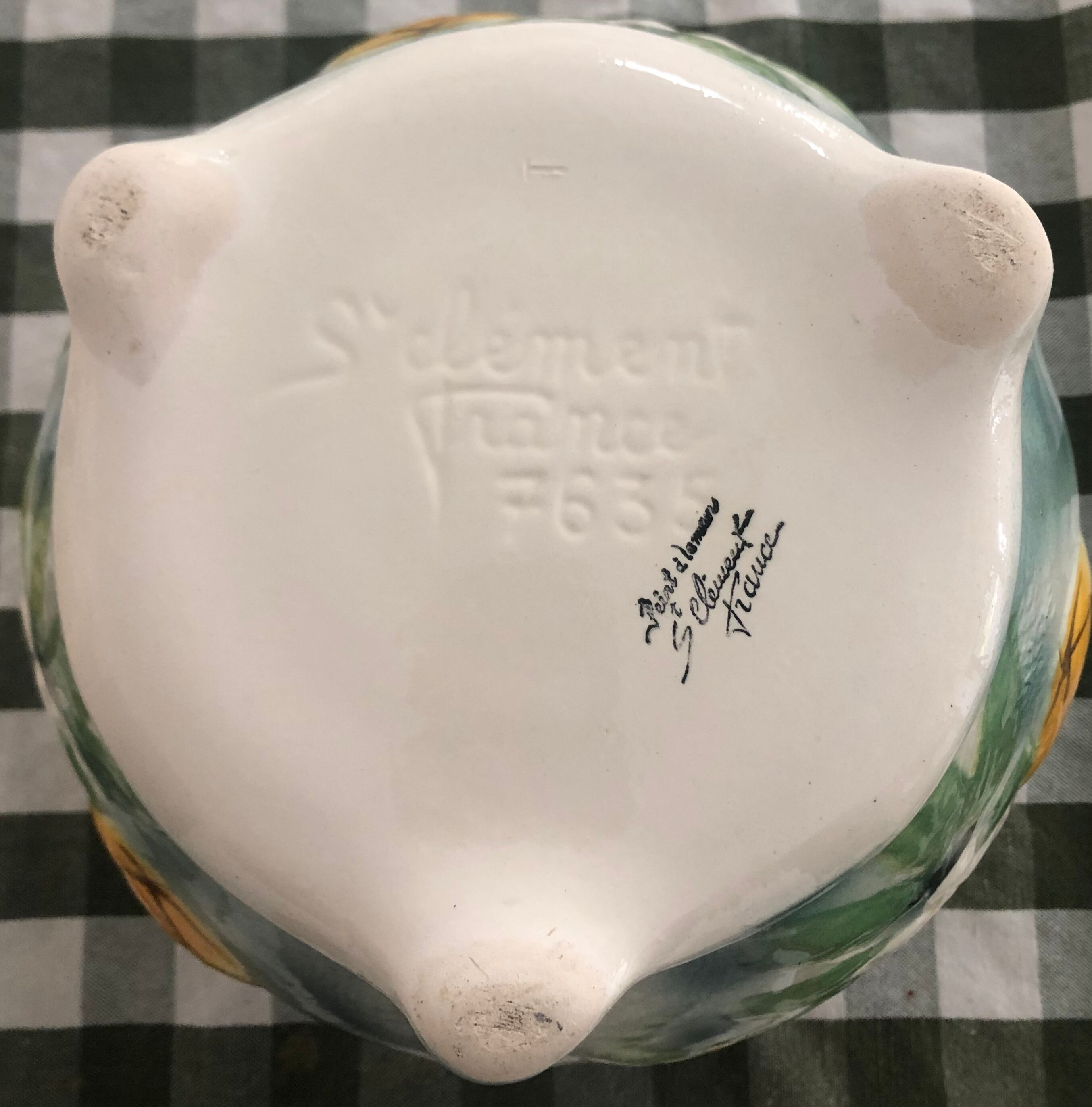 Pot cover in faience and relief of slurry Saint Clément