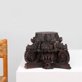 Un ancien chapiteau de colonne corinthienne sculpté à la main, France, XVIIIe siècle