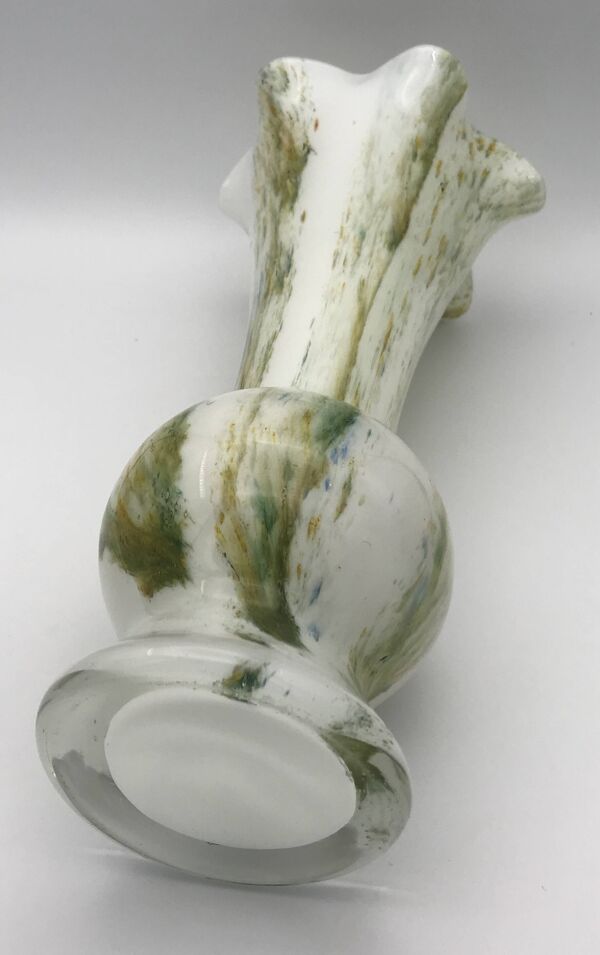 Vase en verre soufflé opaline blanche et nuances polychromes vert, jaune, bleu