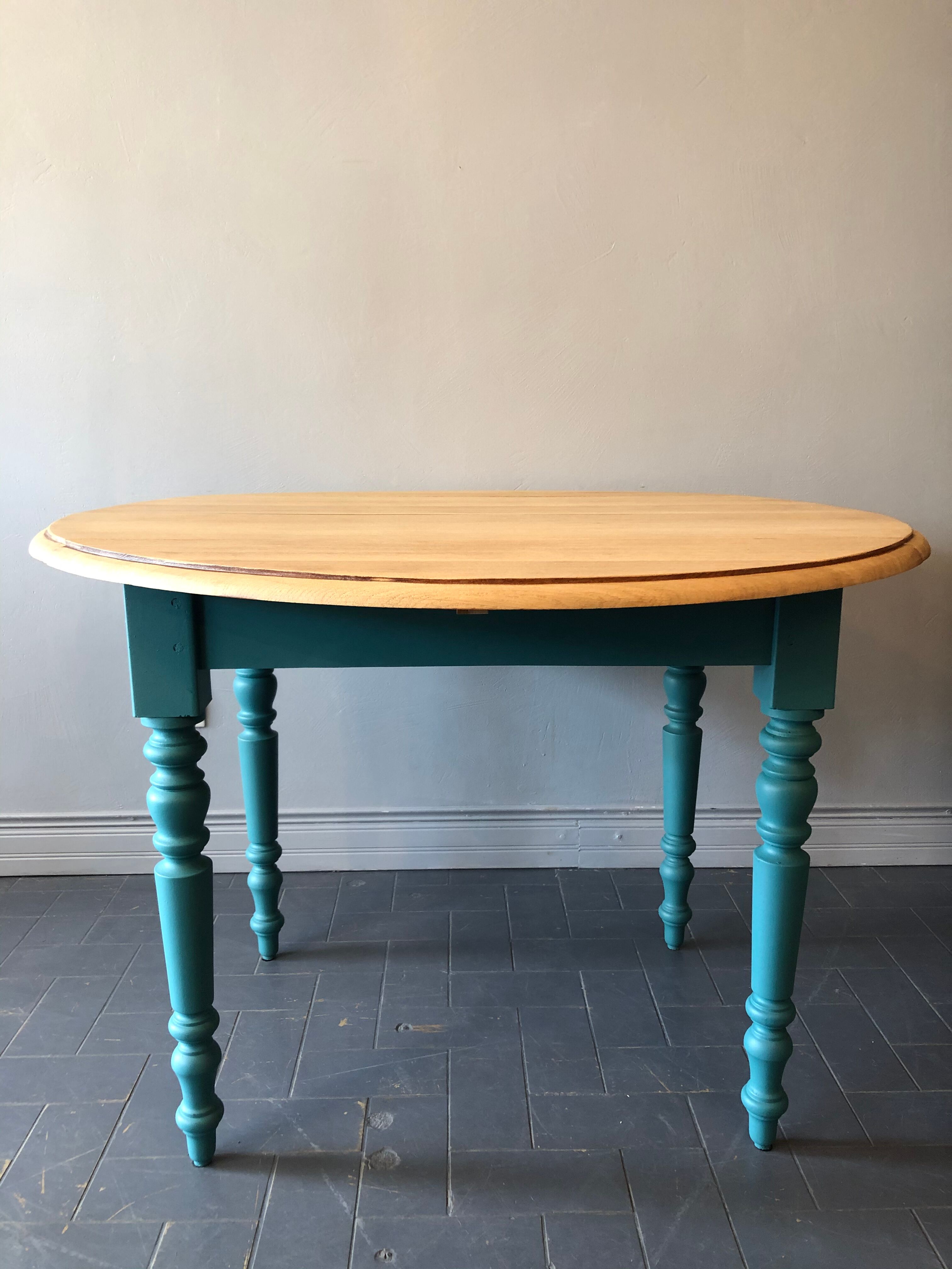 Roundtable with flaps and extensions