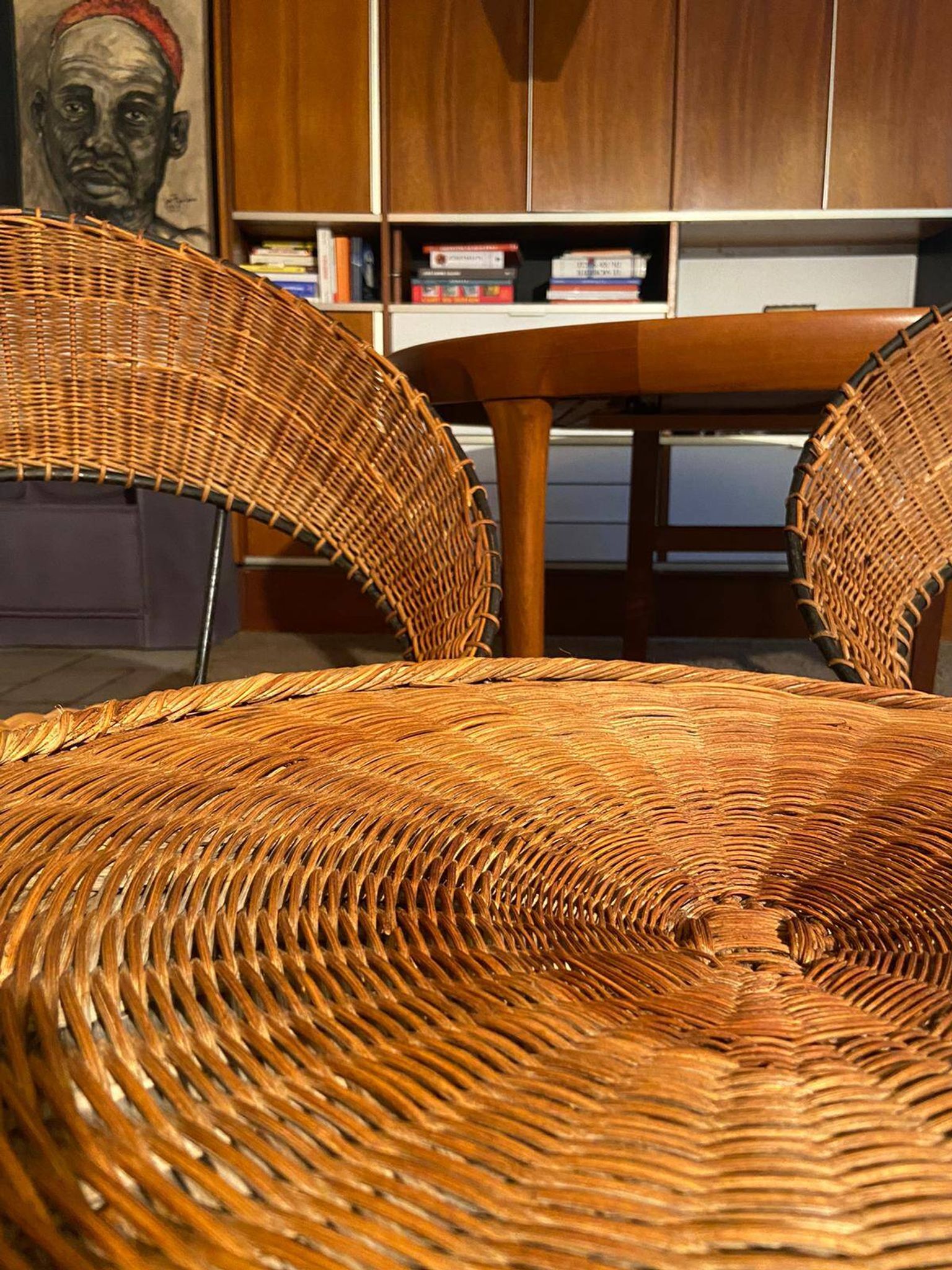Set of 2 wicker armchairs and coffee table Raoul Guy 1950