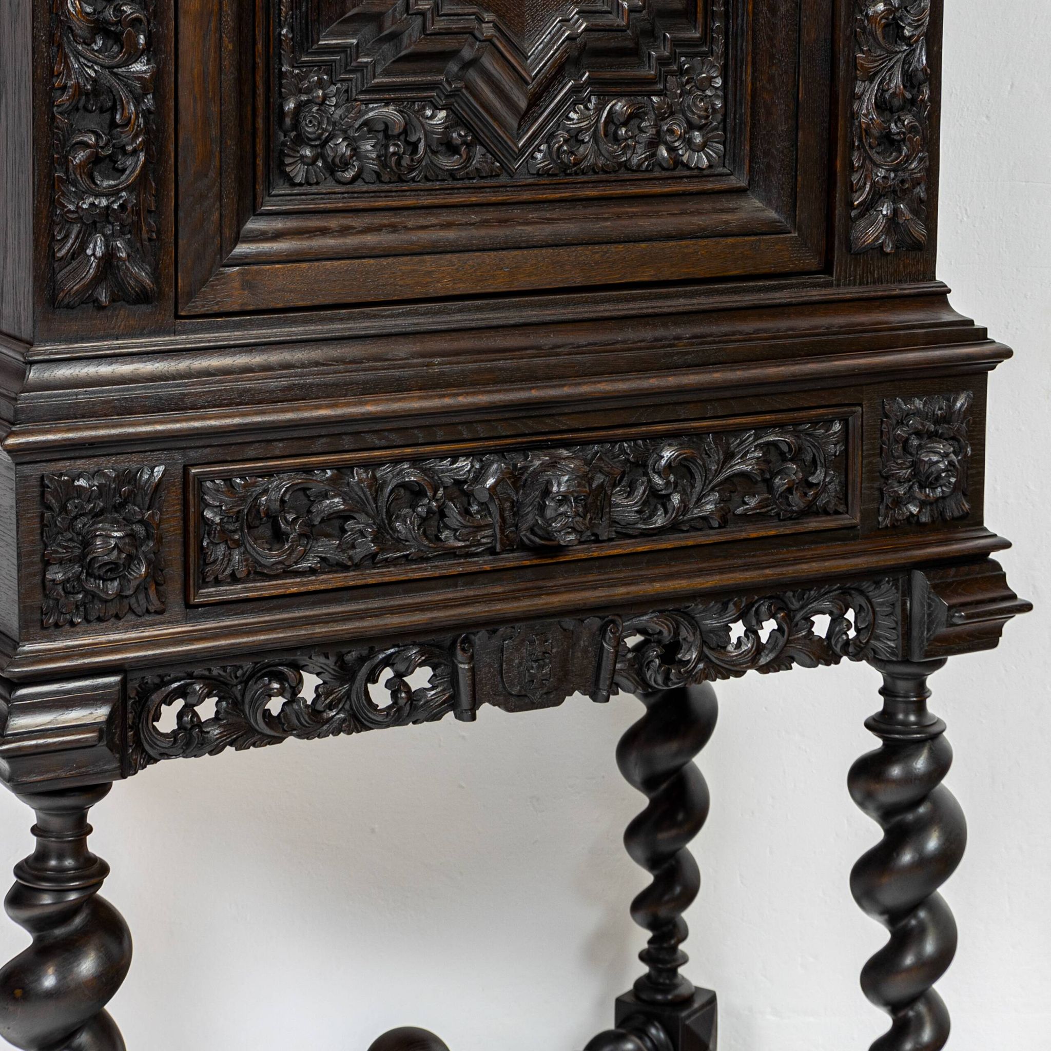 Cabinet néo-baroque de Danzig en chêne - vers 1870-1880