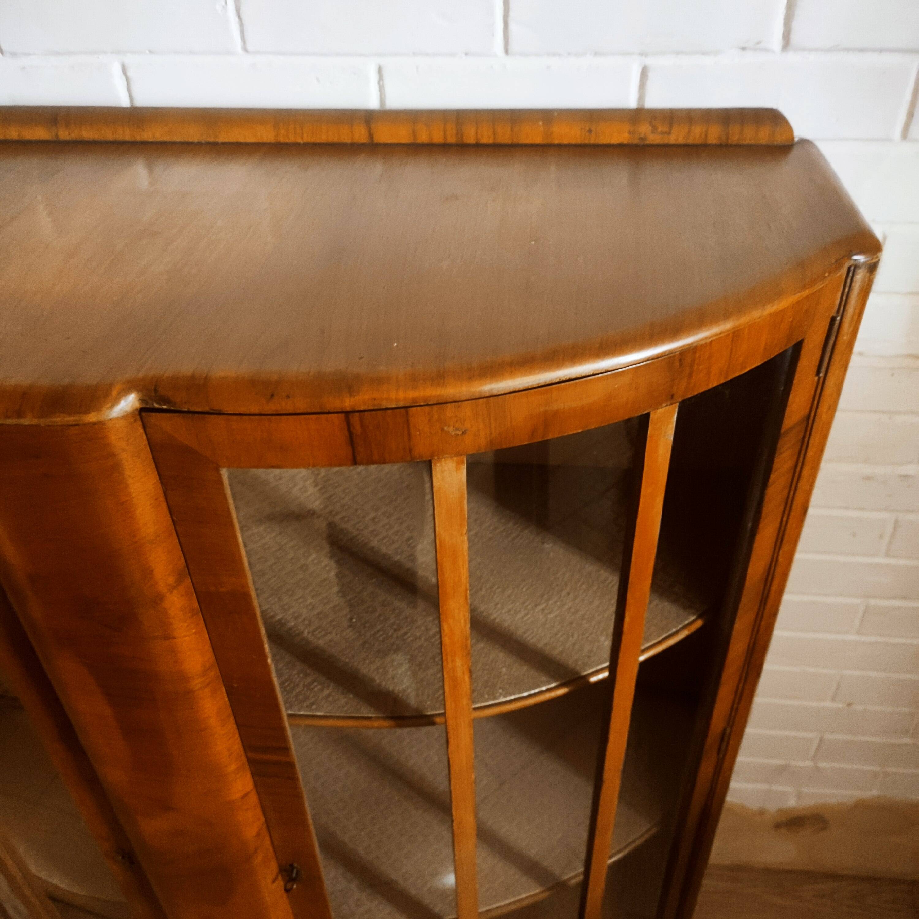 Vitrine art deco en noyer