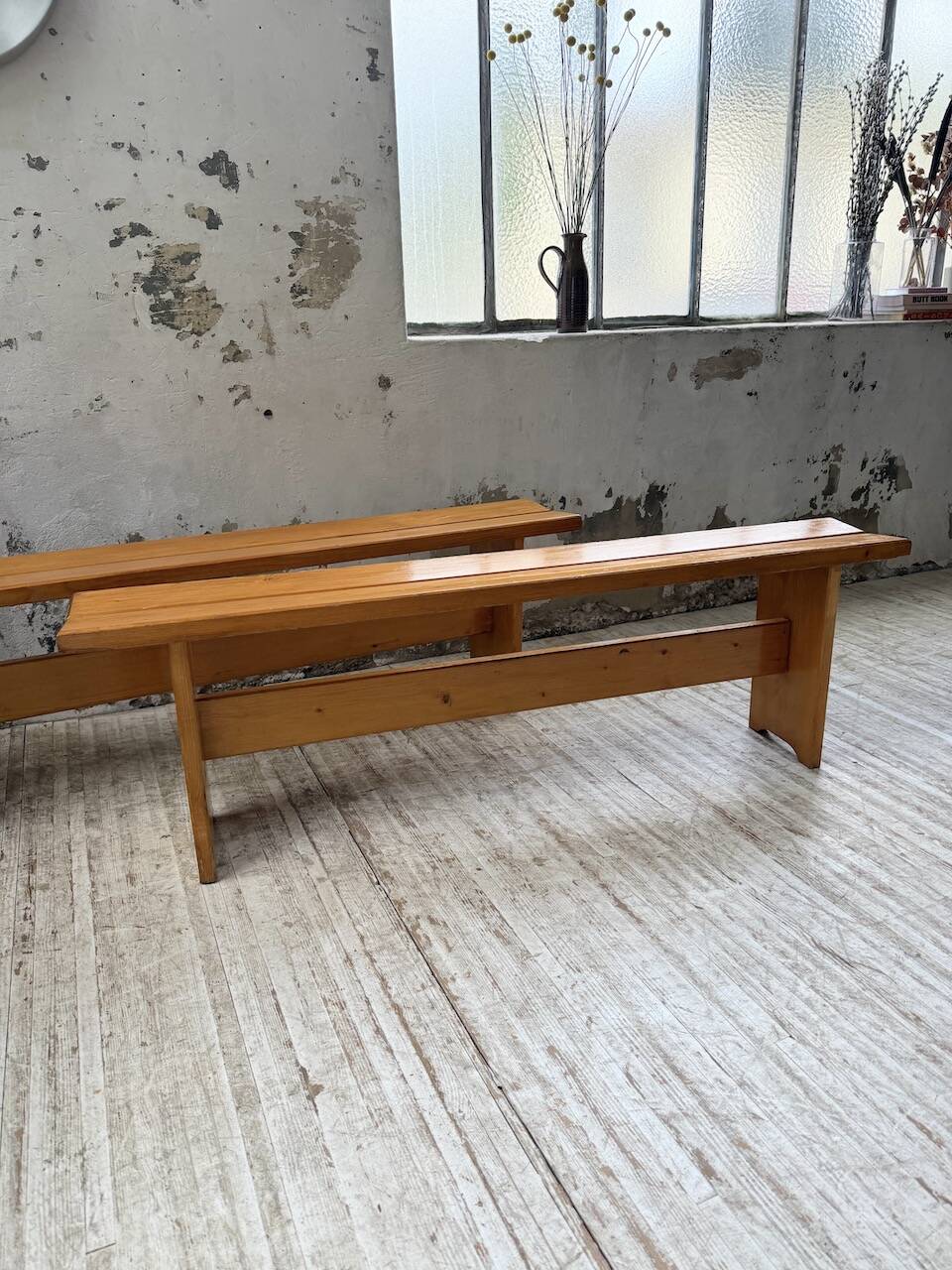 Paire de bancs en pin Charlotte Perriand Les arcs