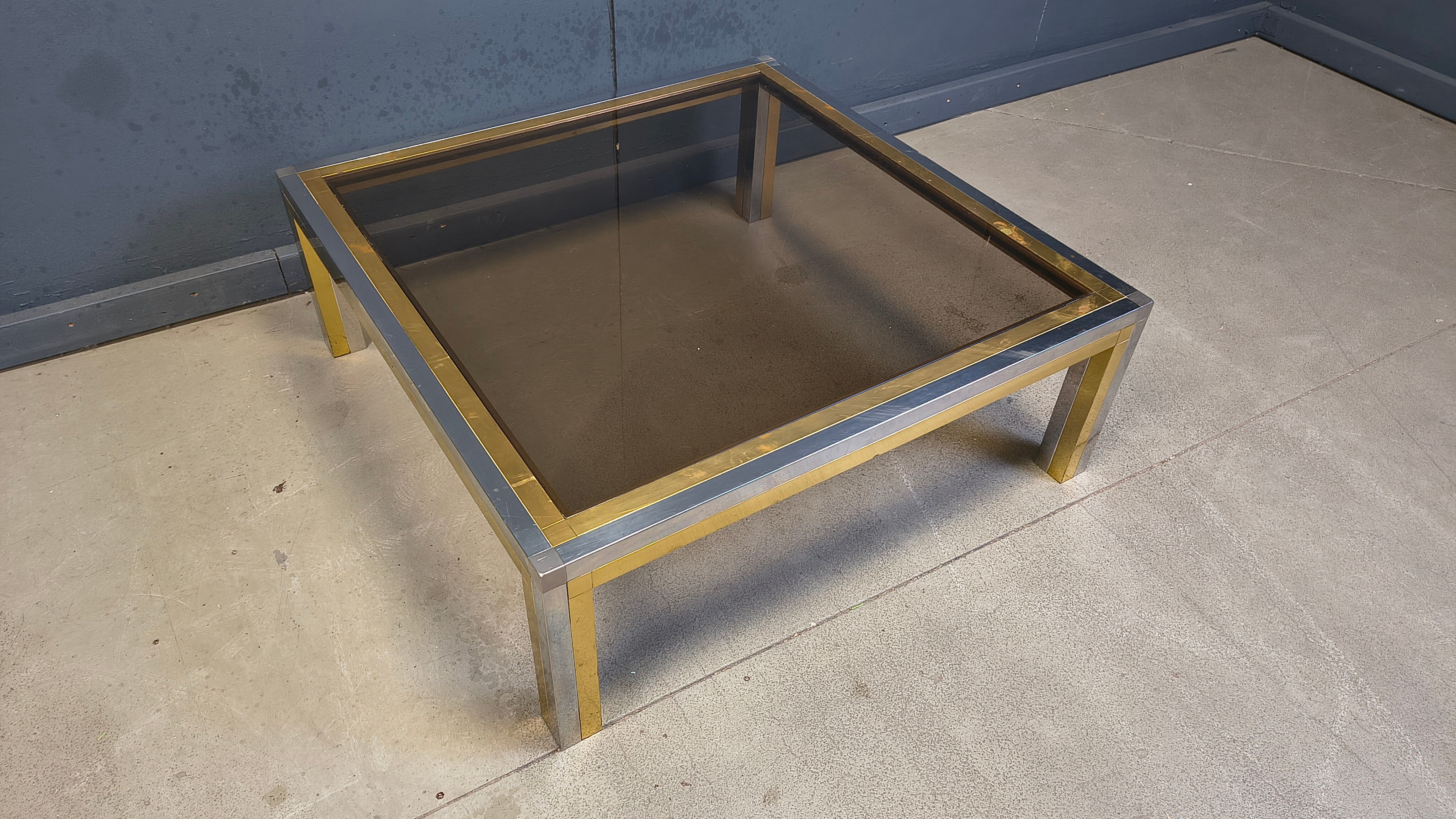 Table basse vintage en chrome et laiton dans le style de Romeo Rega, années 1970.