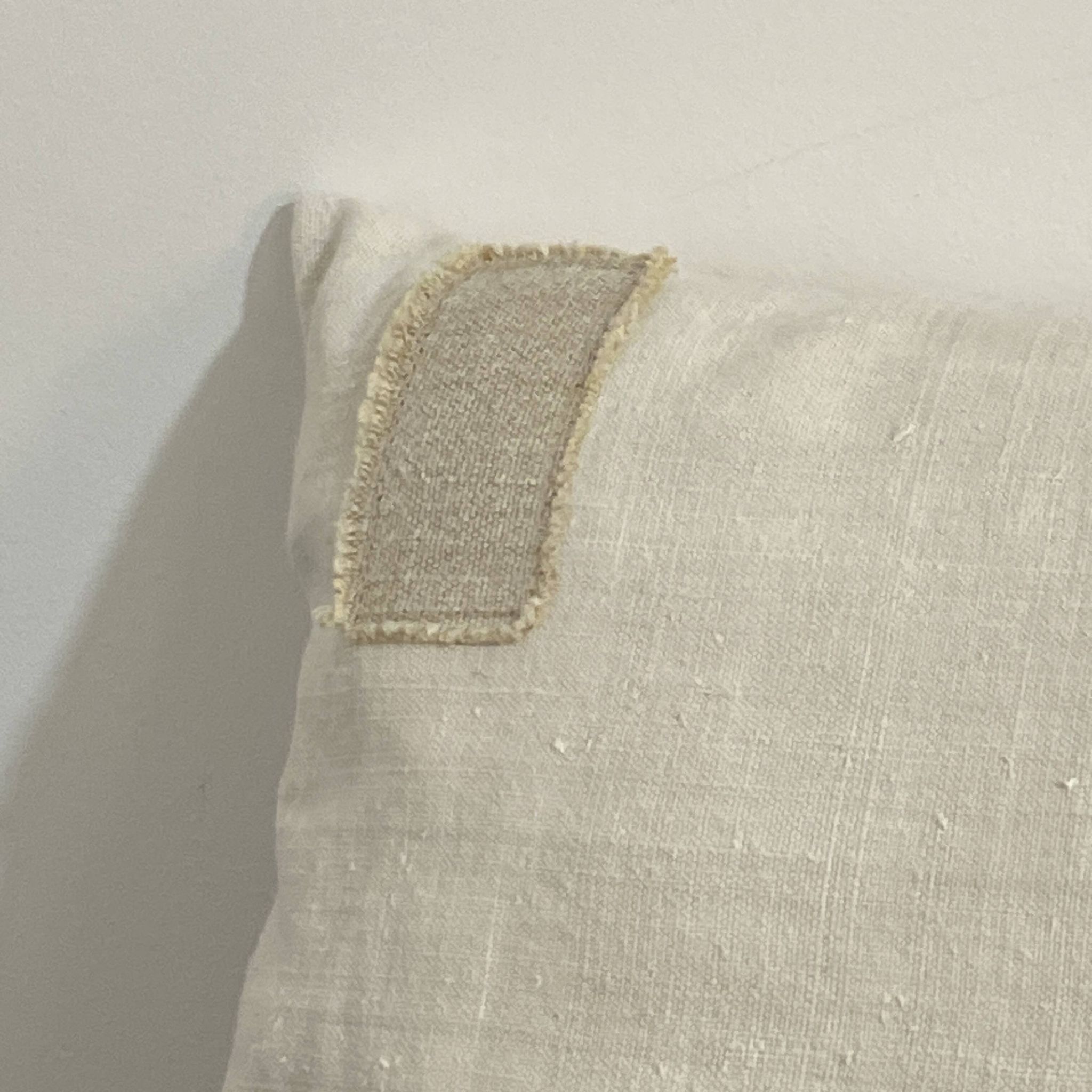 Coussin carré en toile ancienne style Kilim