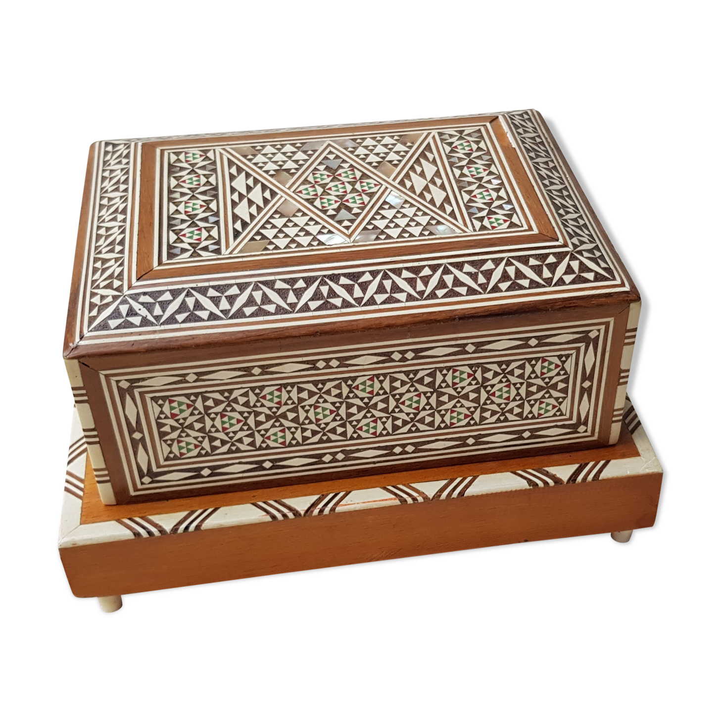 Wood cigarette box and mother-of-pearl inclusion