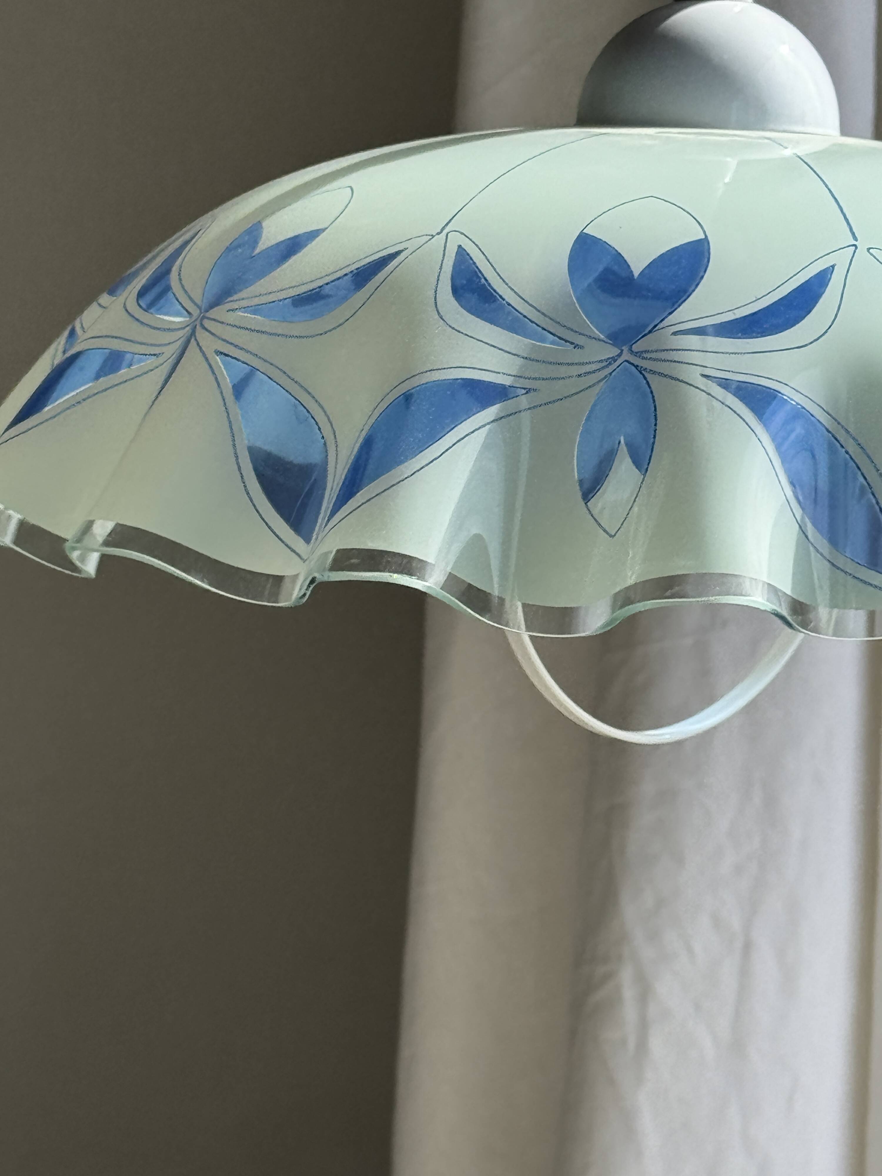 Vintage suspension in white and blue glass with wavy edge D46 H53