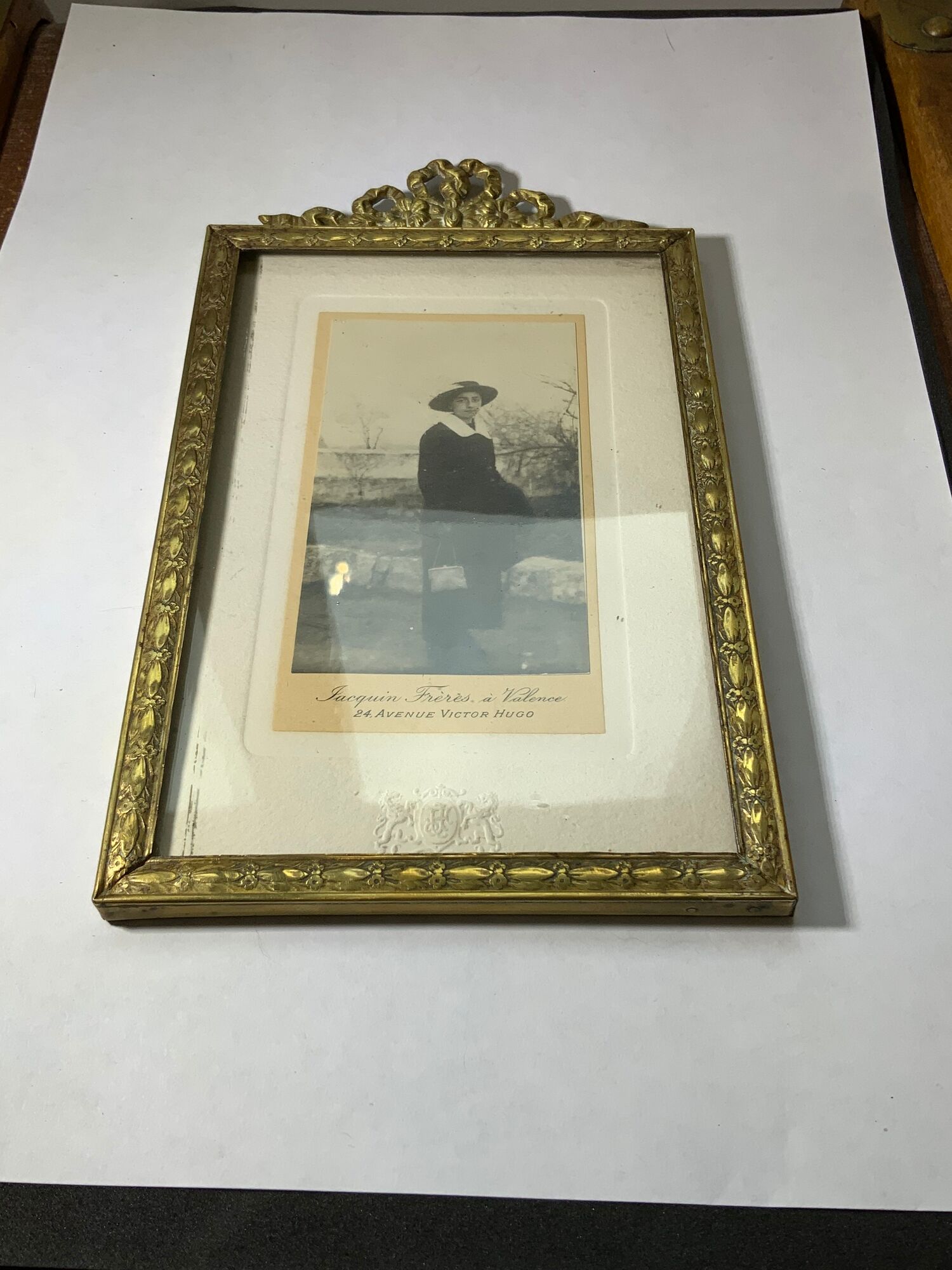 Old photo frame in golden brass floral decoration and small knot 18th With glass
