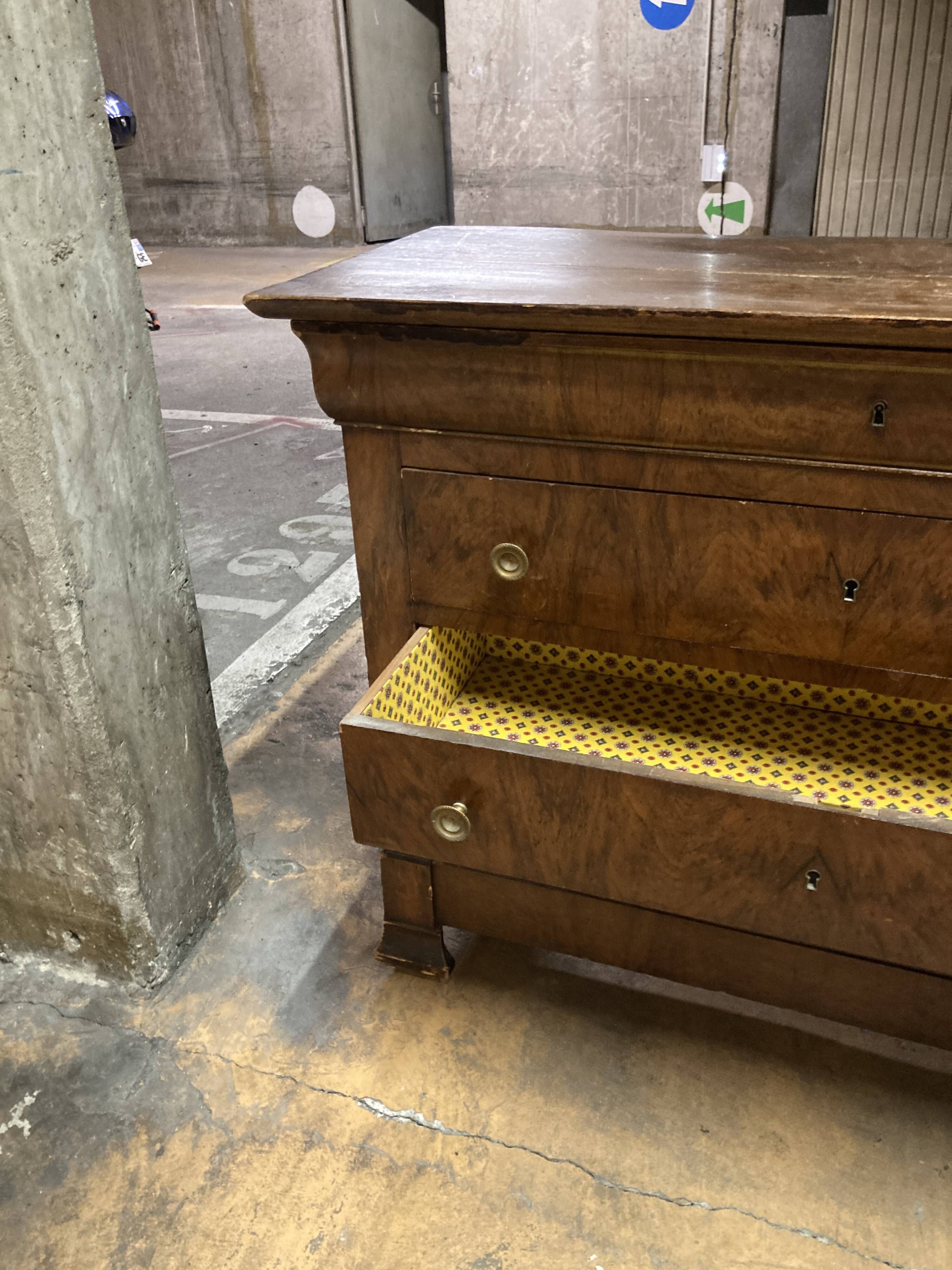 Commode de style Empire en bois de placage flammé
