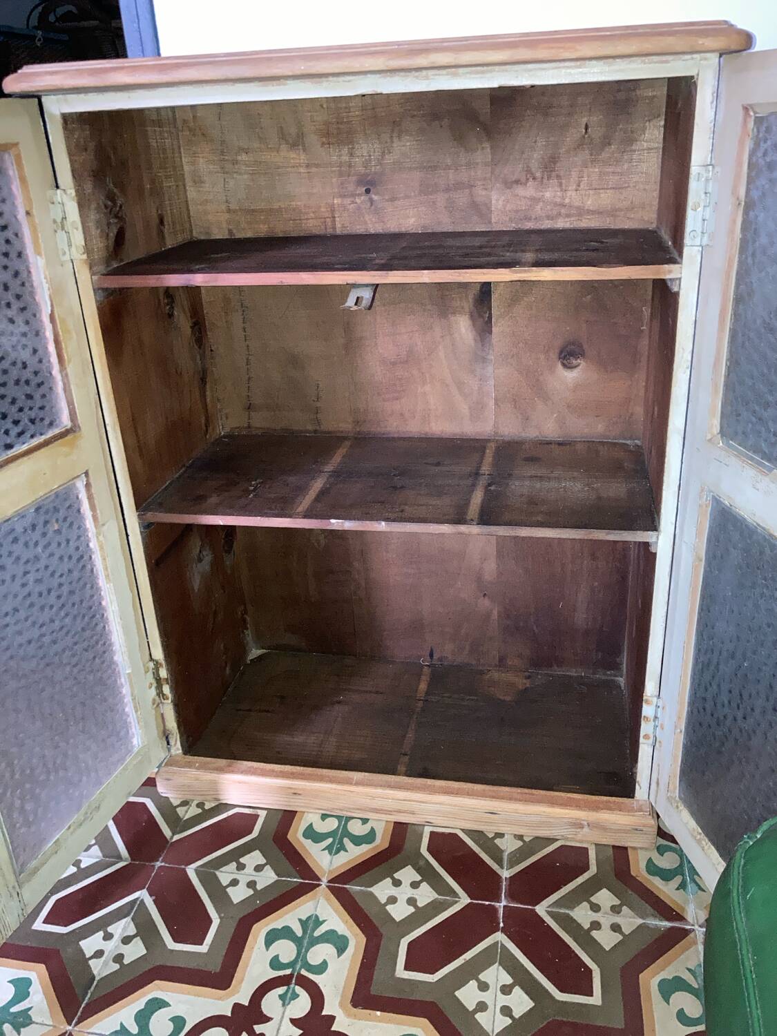 Petite armoire ancienne