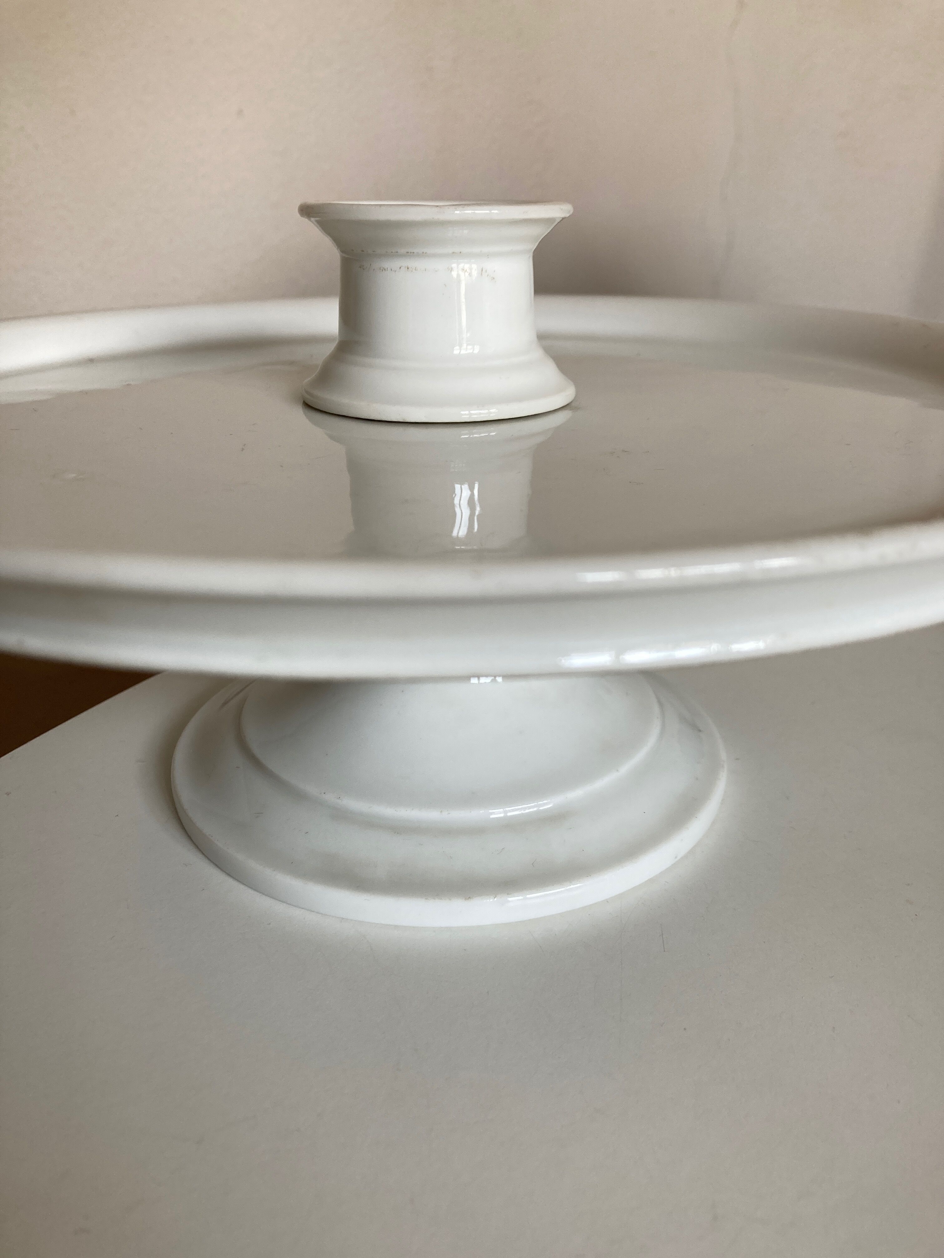 Assiette montée d'office mi-19e plat présentoir sur pied en faïence blanche