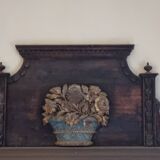 Une paire de frontons de porte très anciens