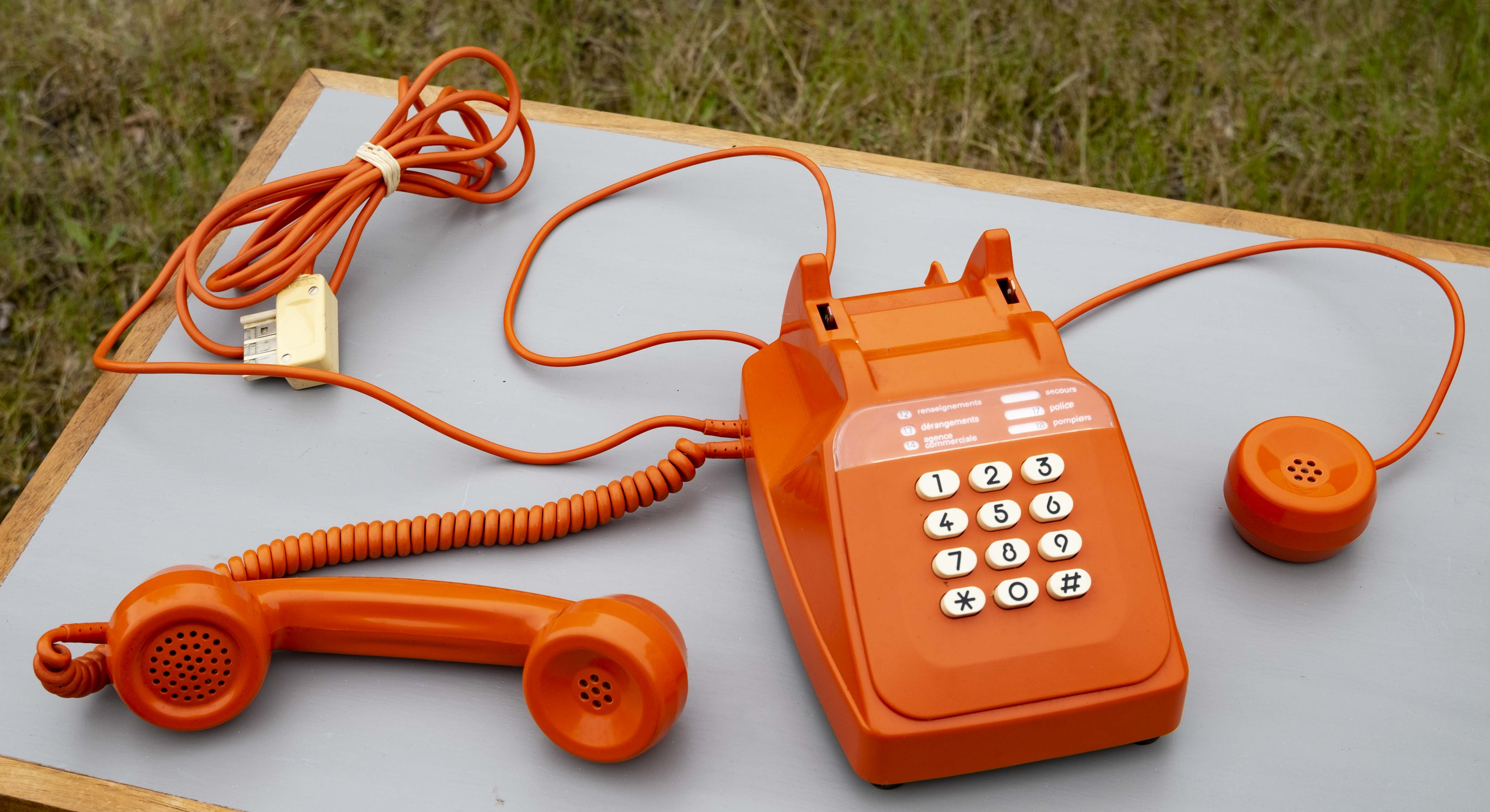 Téléphone vintage orange