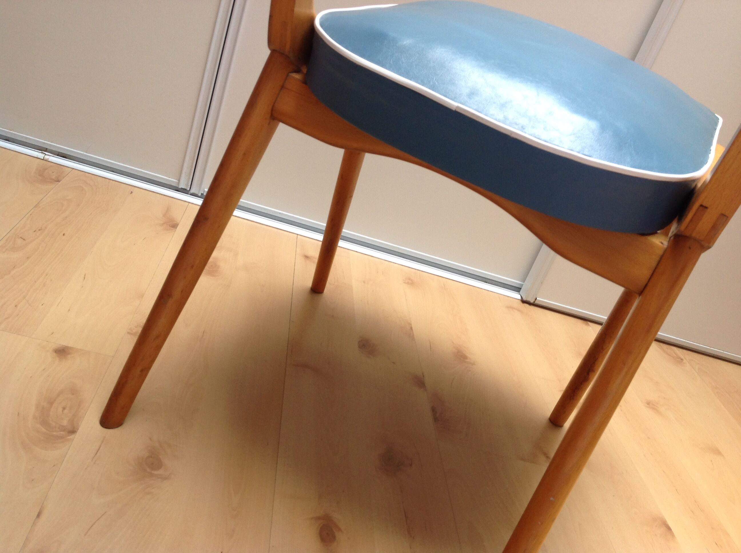 Chaise pieds compas style scandinave en hetre et simili cuir bleu / vintage années 50-60