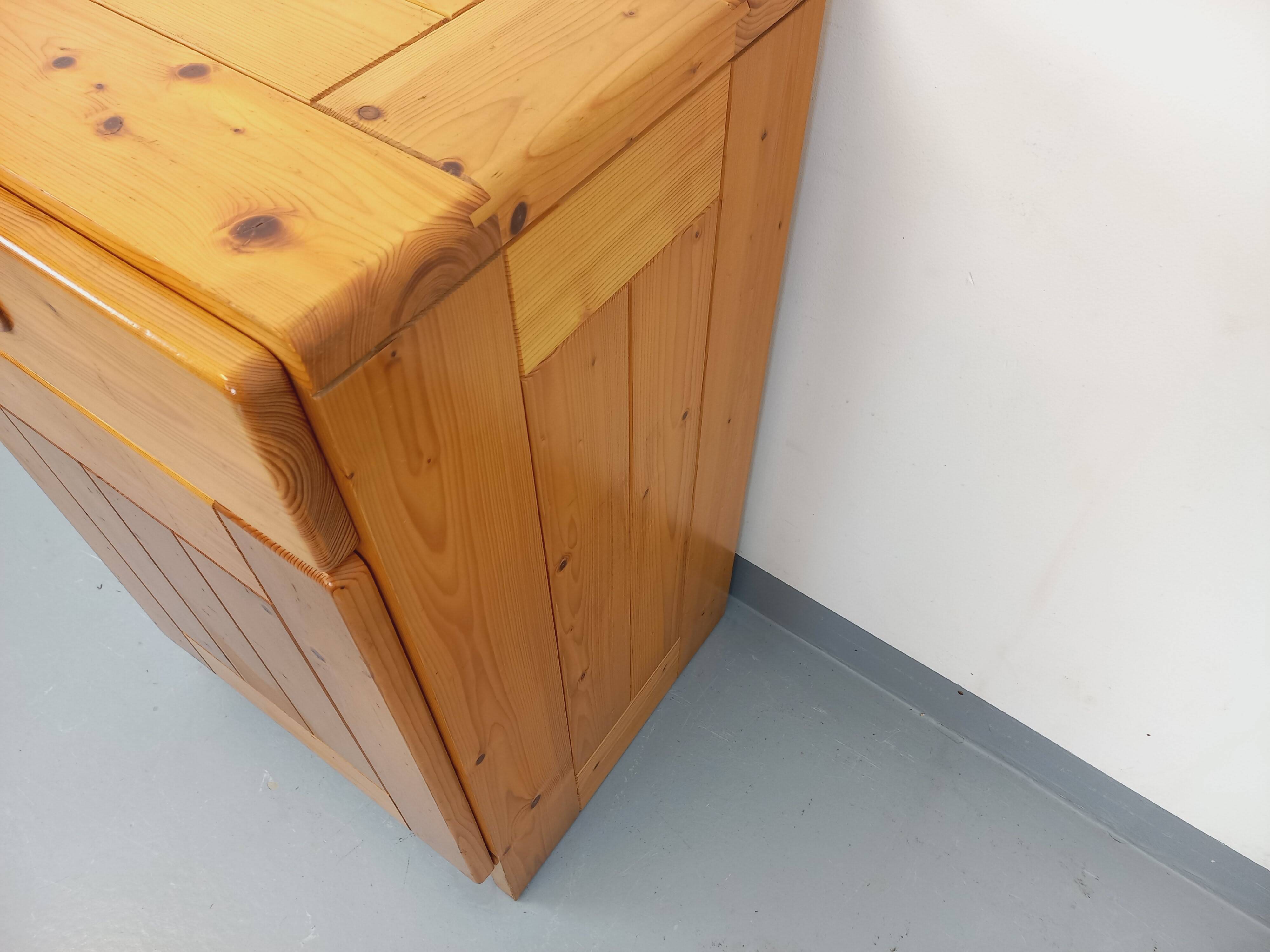 Meuble de rangement sélectionné par Charlotte Perriand Les Arcs vintage en pin des années 60 70
