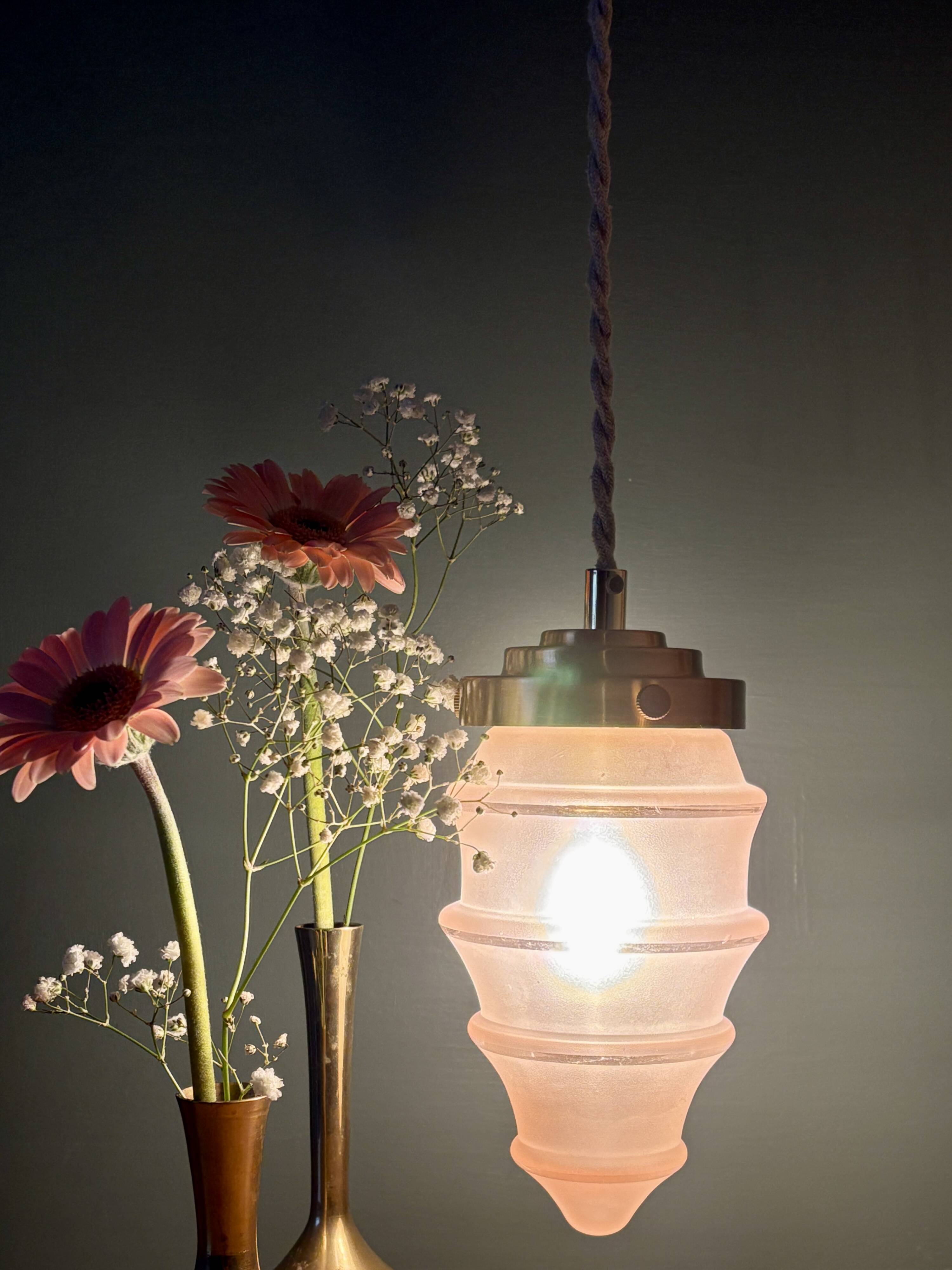 Suspension globe vintage en verre rose dépoli