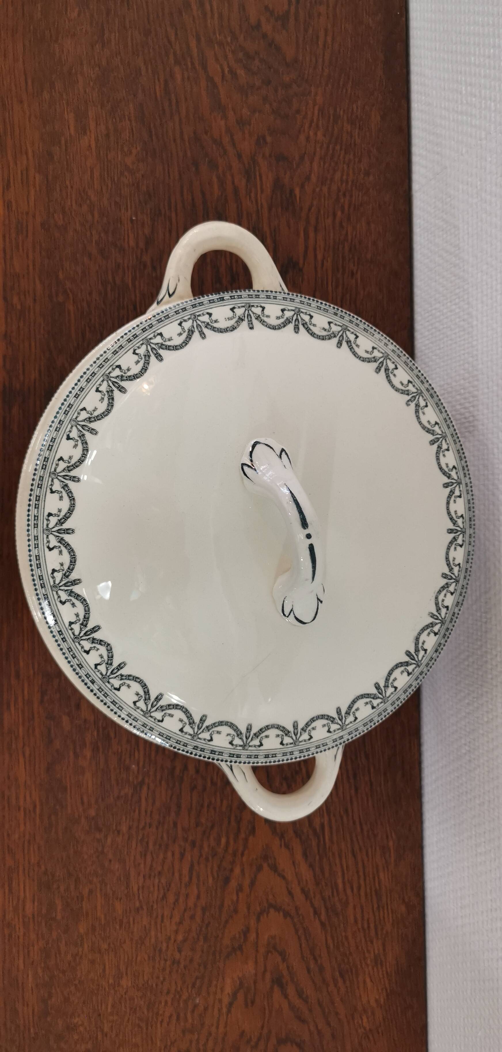 Iron earth tureen ec Salins, Louis XVI garlands