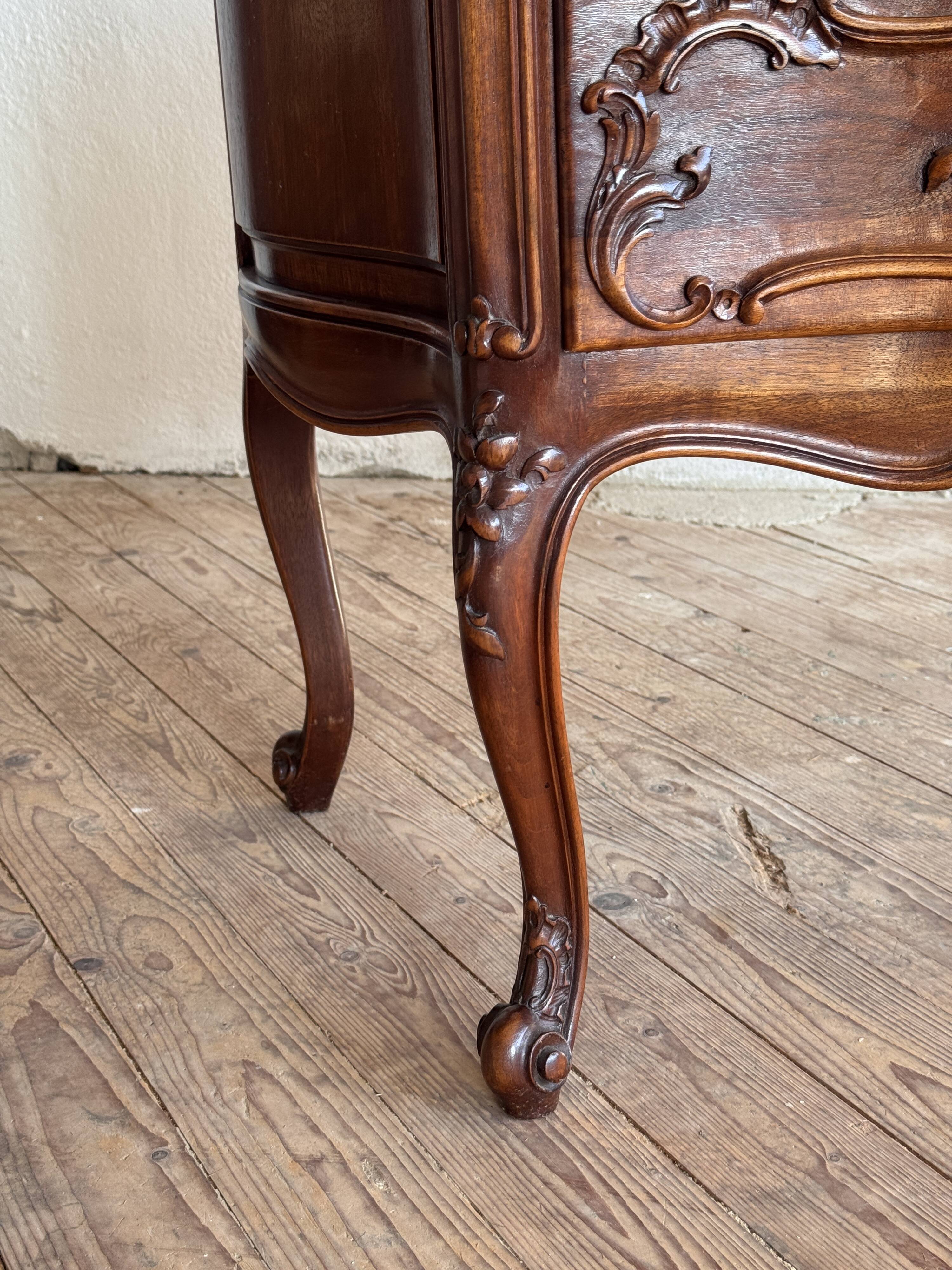 Petite commode de style Louis XV en chêne massif fin XIXème