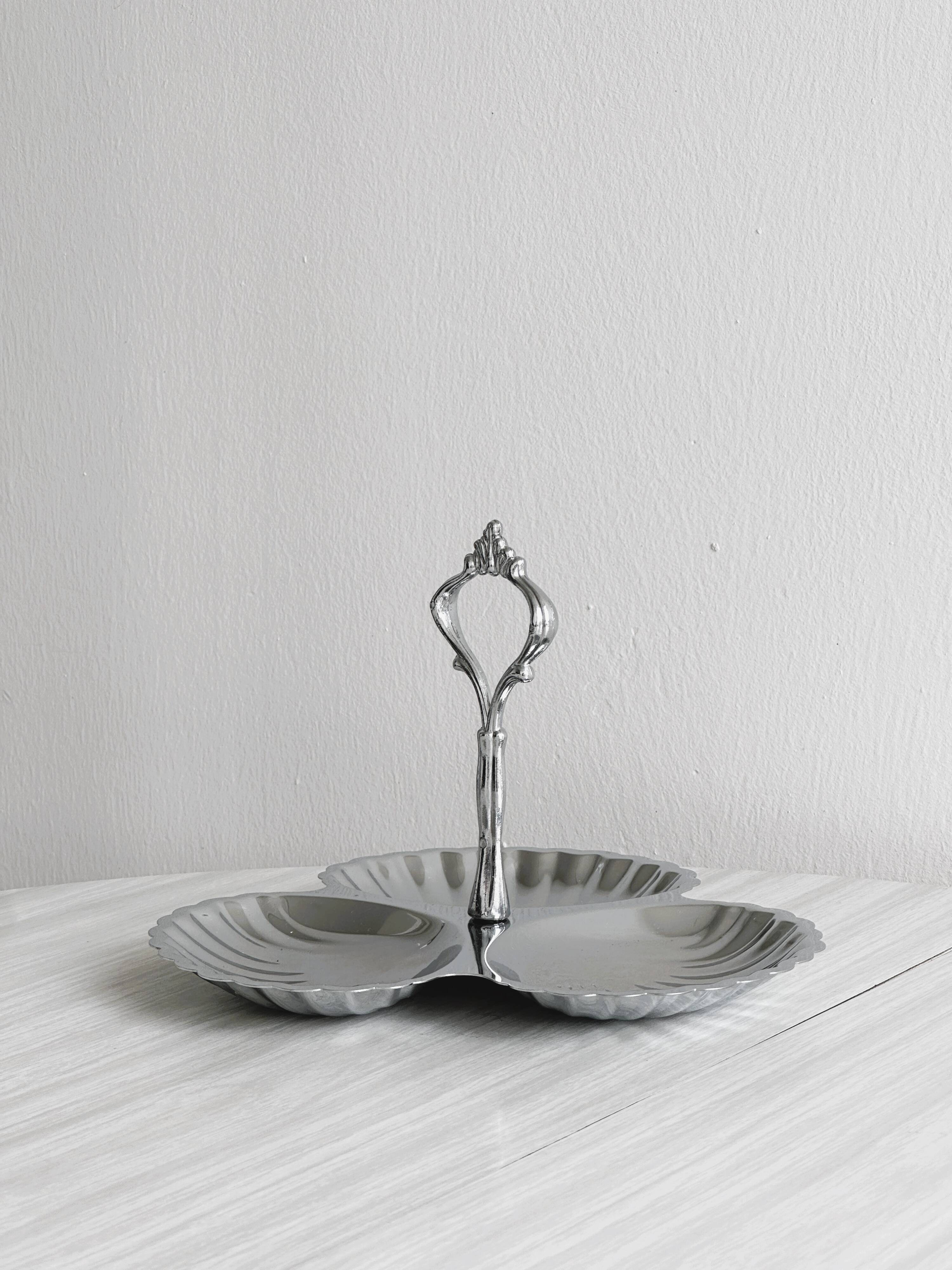 Compartmentalized dish in light metal