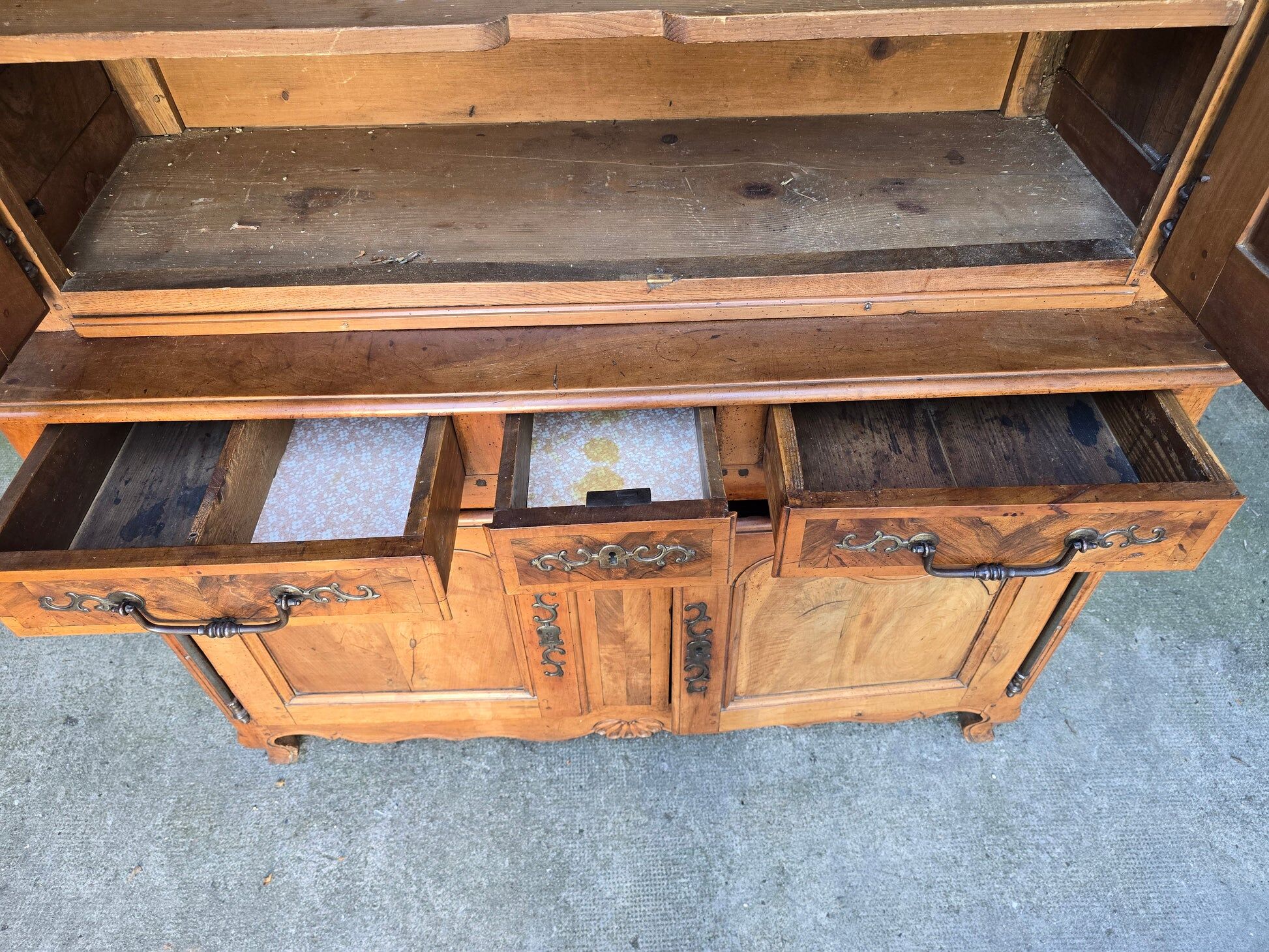 Louis XV two-body buffet in solid walnut – 18th century