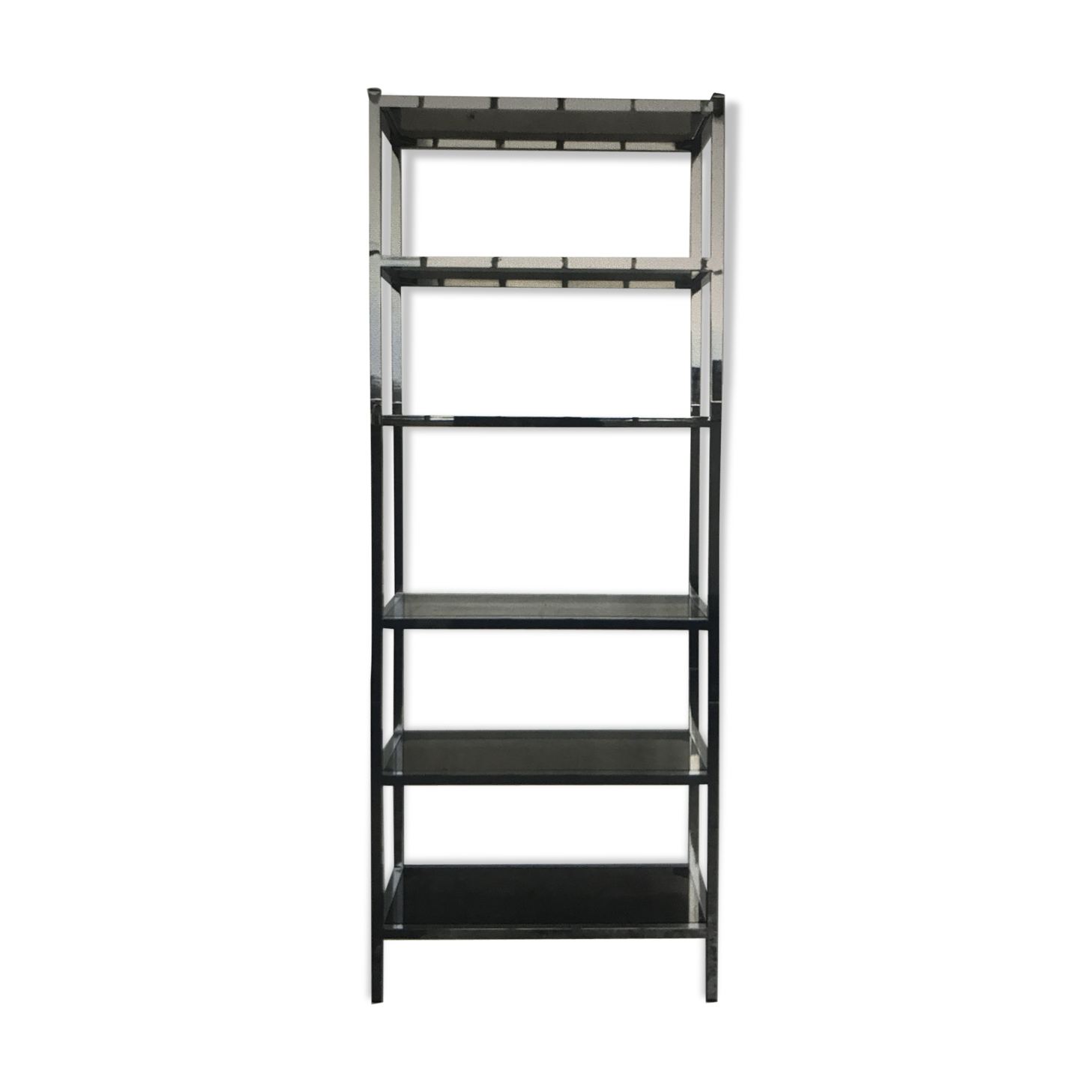 Design in metal chrome and smoked glass shelf