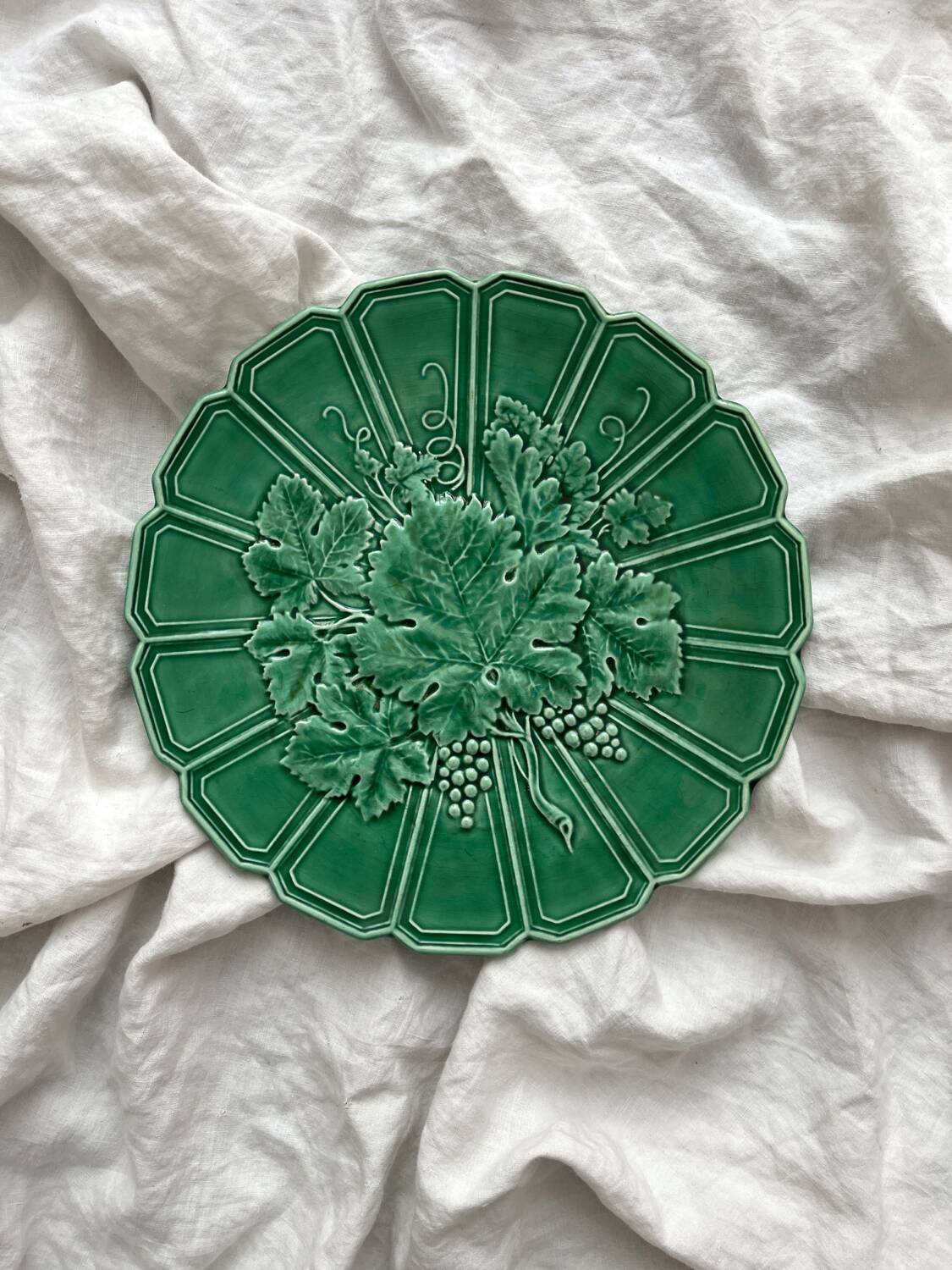 Round dish in Sarreguemines vine leaf slip
