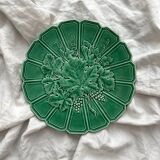 Round dish in Sarreguemines vine leaf slip
