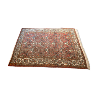 Tapis rouge, motifs floraux