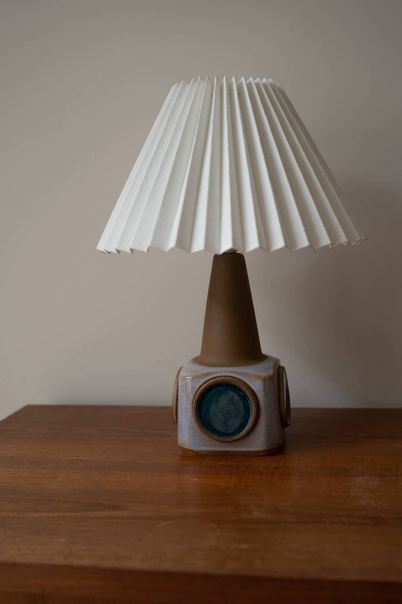 Lampe de table en céramique danoise beige/ lilas/ bleu